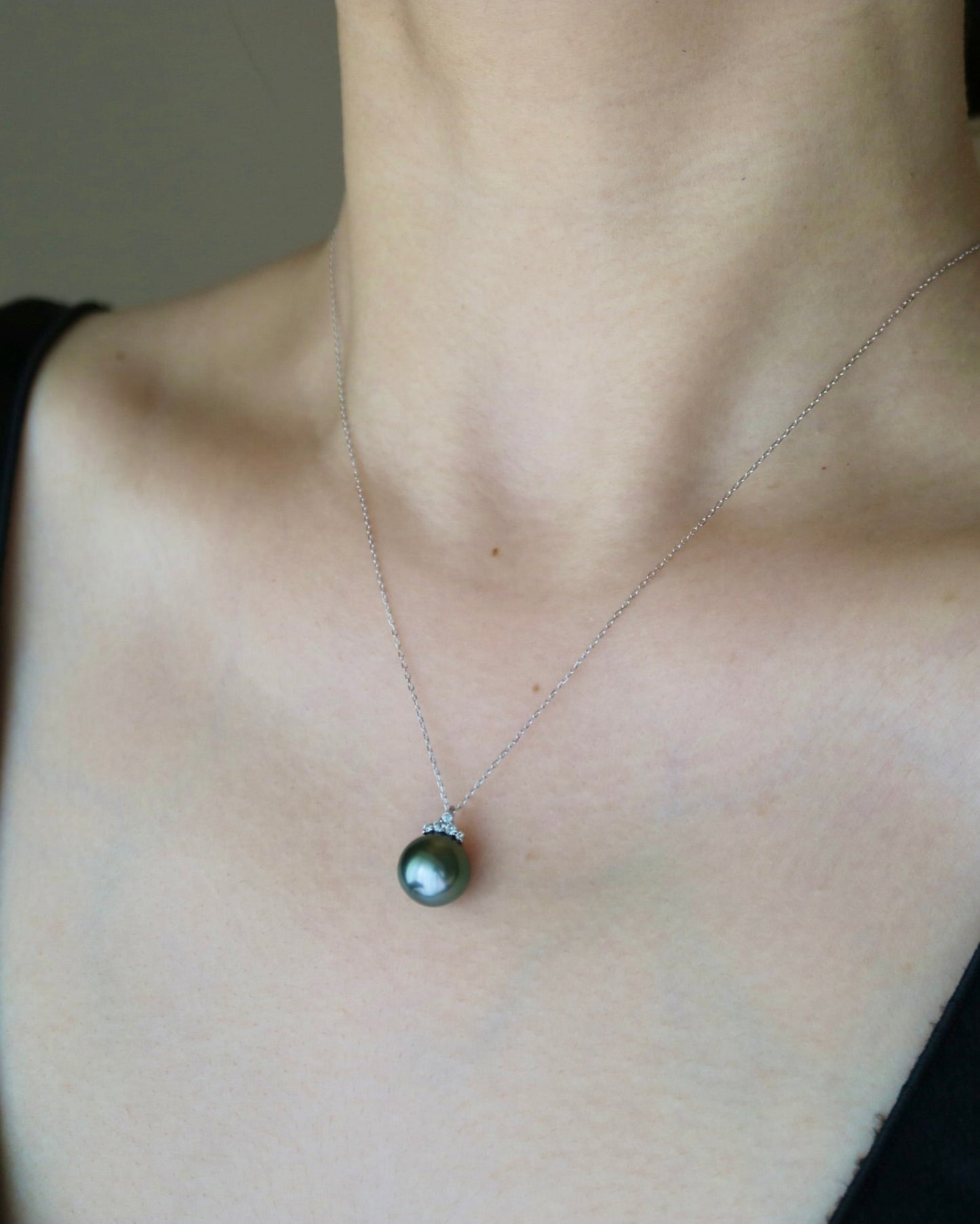 10mm Tahitian Pearl Crown Diamond Pendant Necklace 18K White Gold - KOKOPEARLJEWELRY - 3