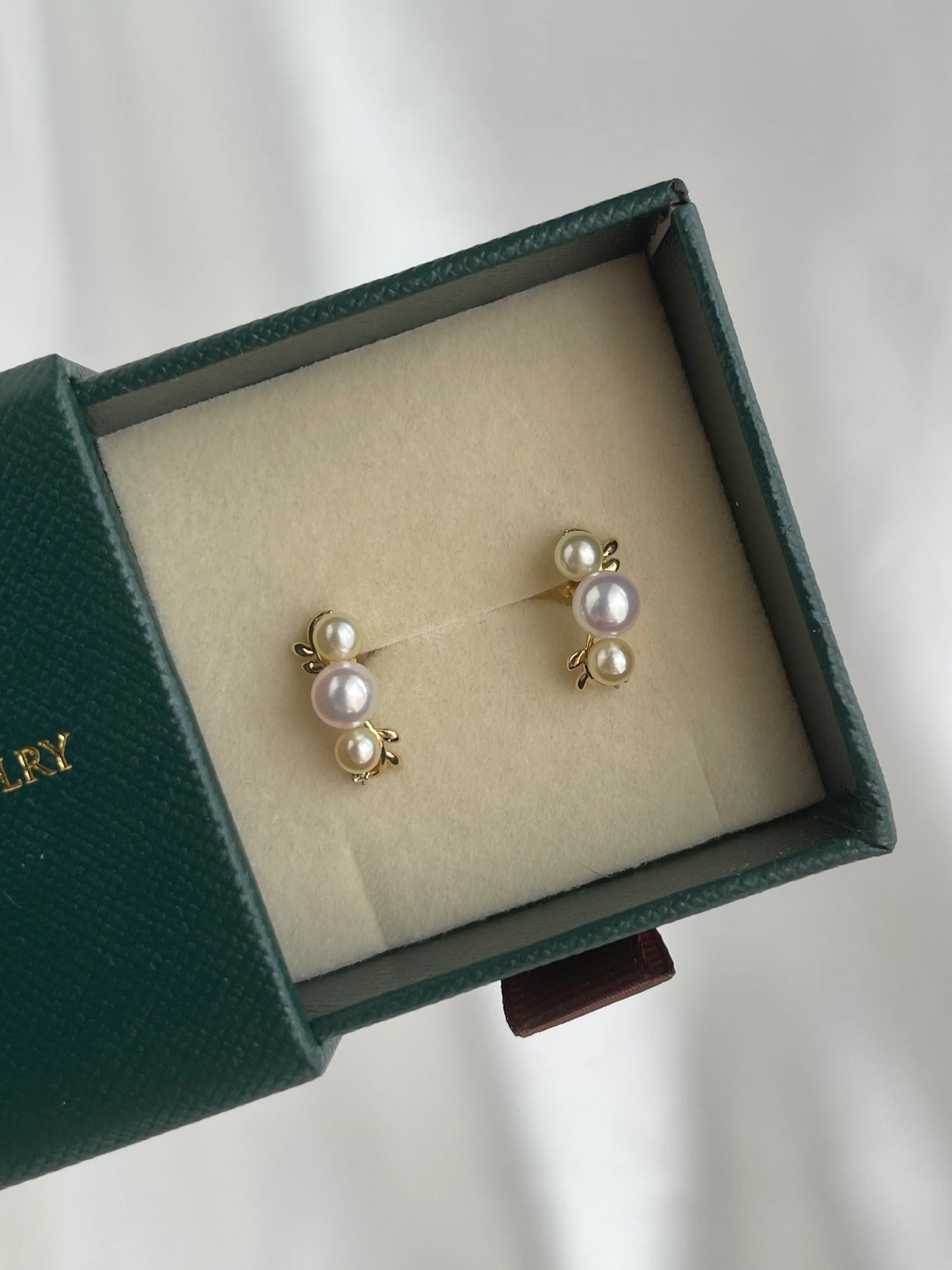 Bông tai đinh ngọc trai Akoya màu đôi thiết kế lá 4+5.5mm kim cương 18K vàng vàng