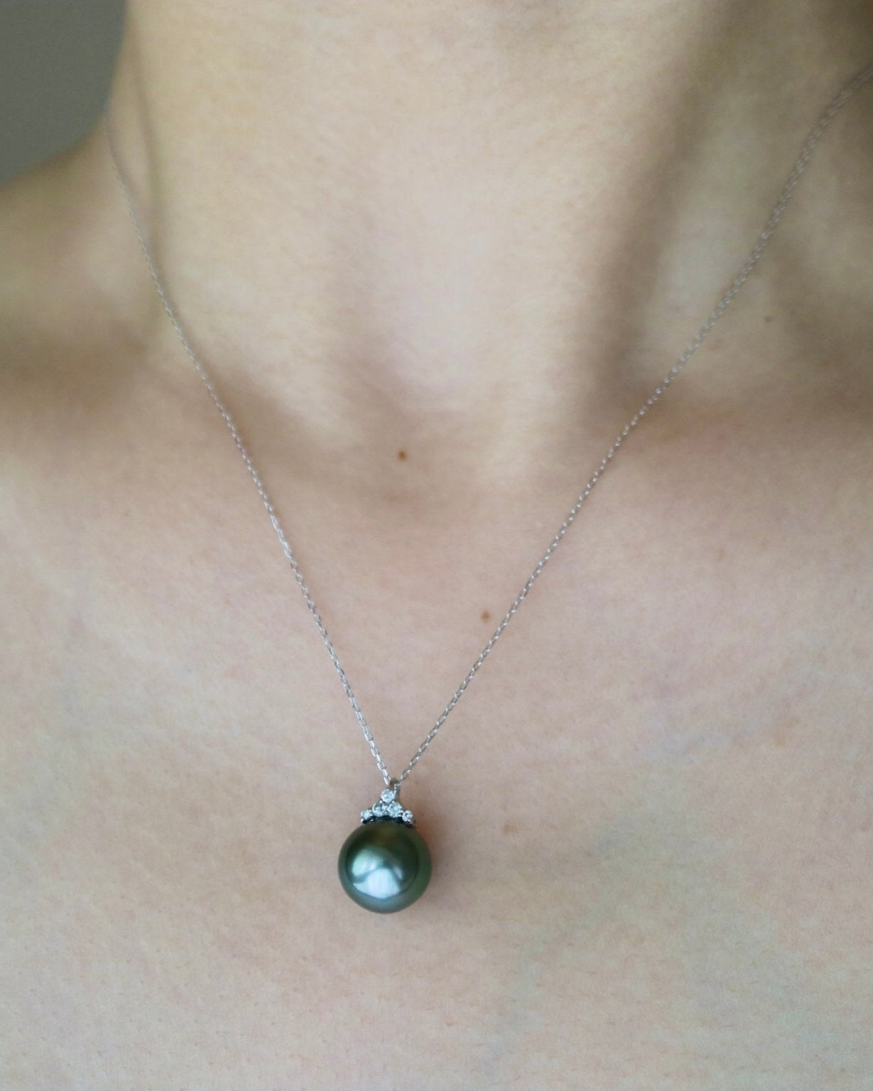 10mm Tahitian Pearl Crown Diamond Pendant Necklace 18K White Gold - KOKOPEARLJEWELRY - 2