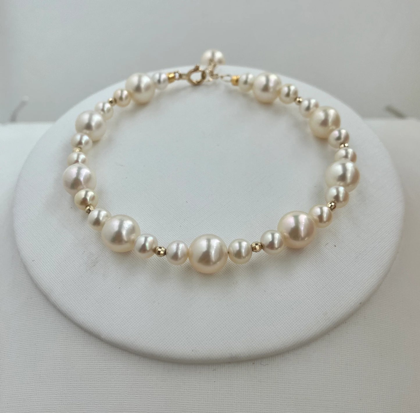 4+6.5mm Vòng tay ngọc trai Akoya màu vàng champagne nhạt đính hạt vàng 18K