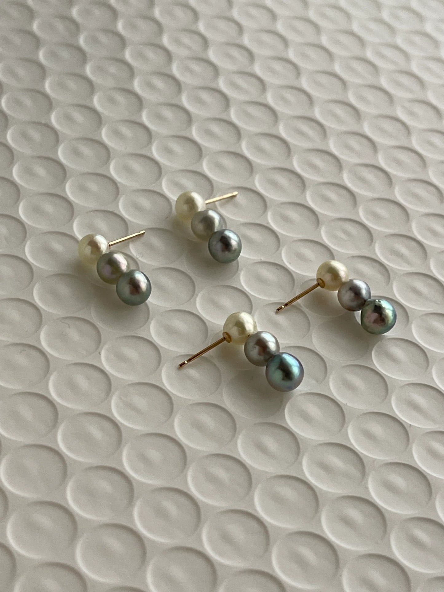 내추럴 실버 블루 5mm 아코야 진주 바 귀걸이 18K 옐로우 골드