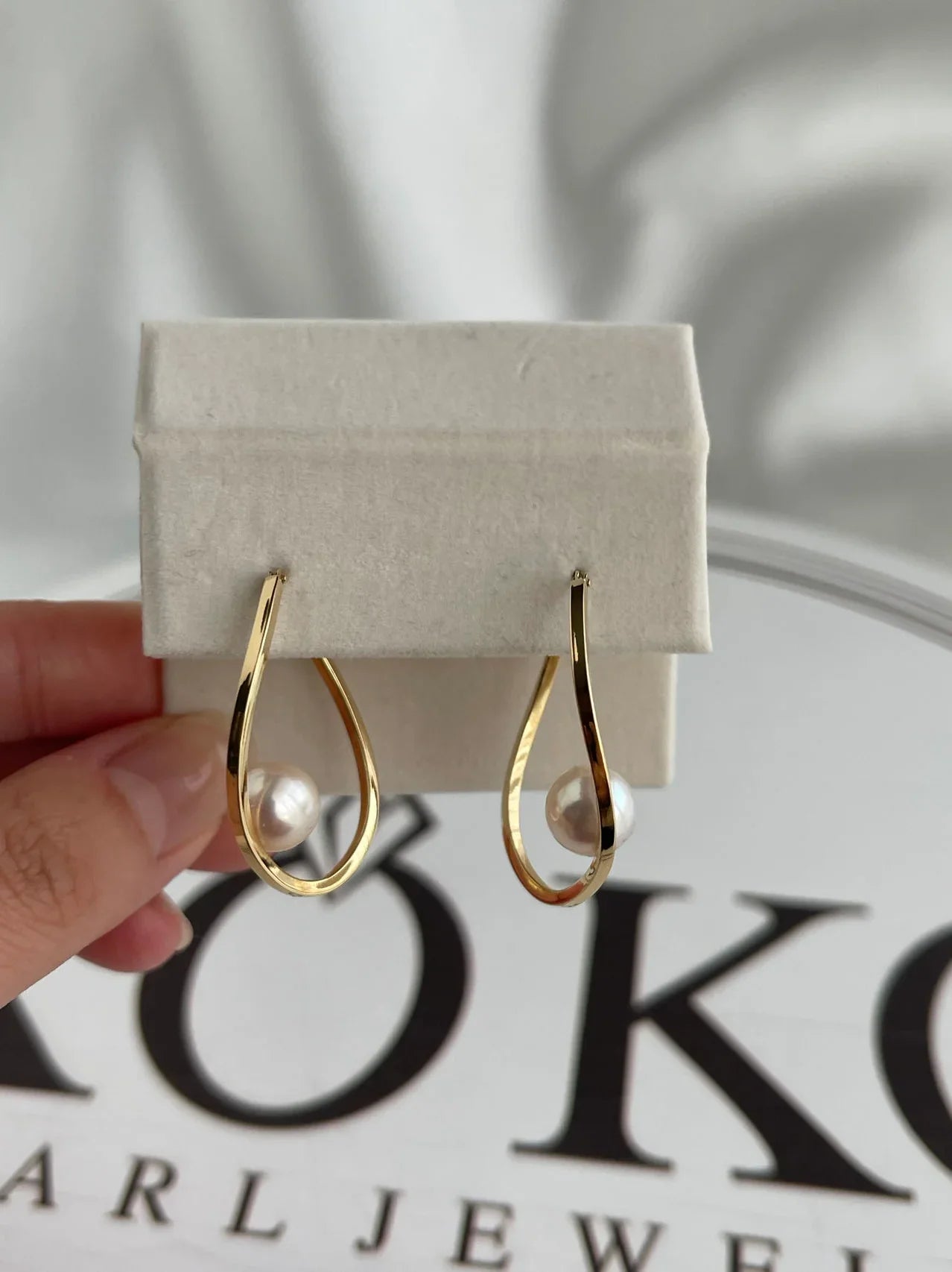 8mm 아코야 진주 트위스티드 후프 귀걸이 18K 옐로우 골드