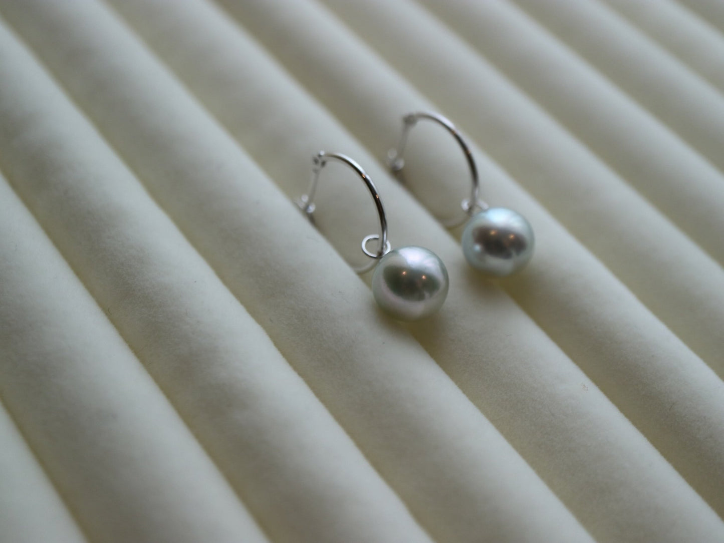 8mm Natural Silver Gray Akoya Pearl Dangle Hoop Earrings 18K White Gold - KOKOPEARLJEWELRY - 4