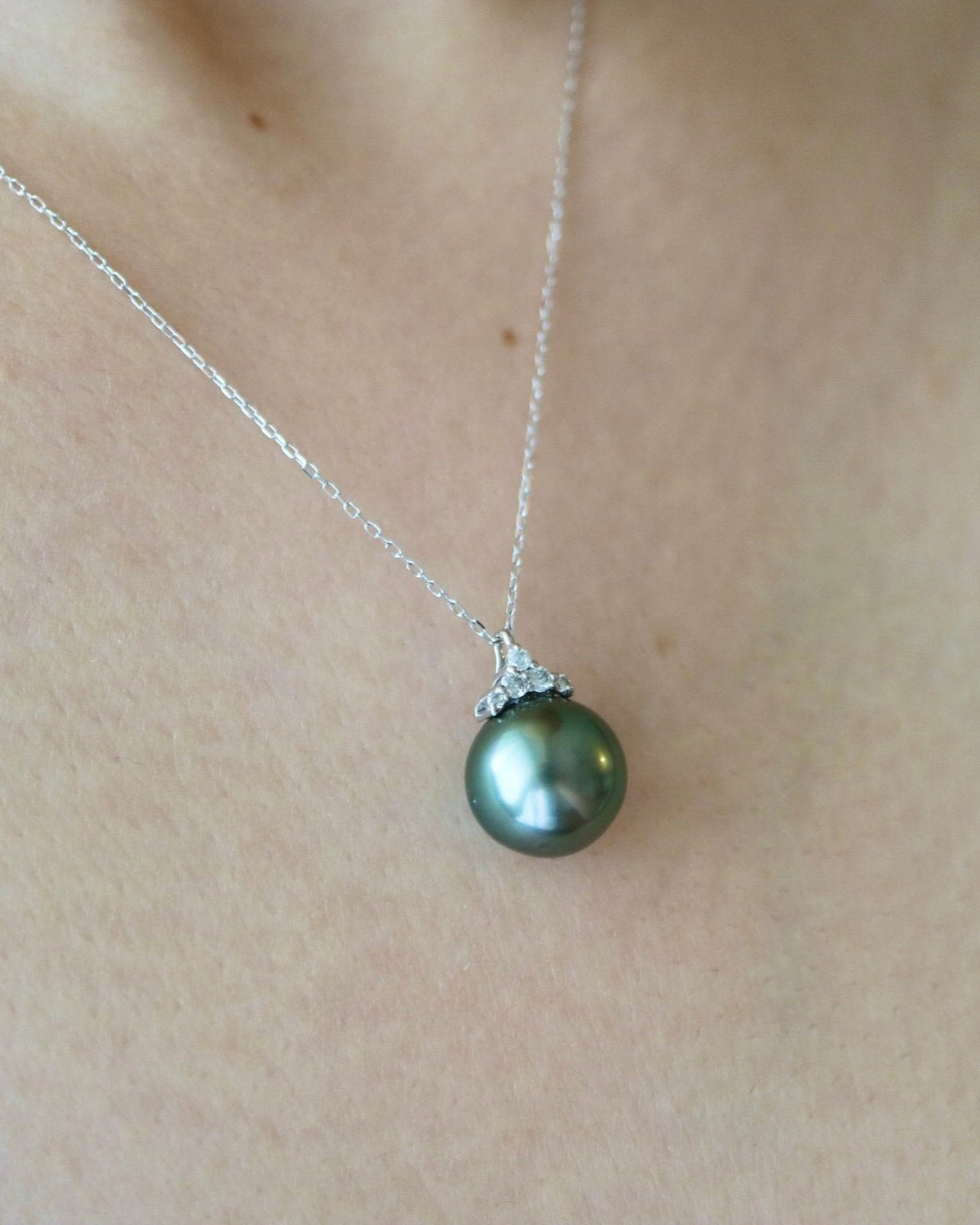 10mm Tahitian Pearl Crown Diamond Pendant Necklace 18K White Gold - KOKOPEARLJEWELRY - 1