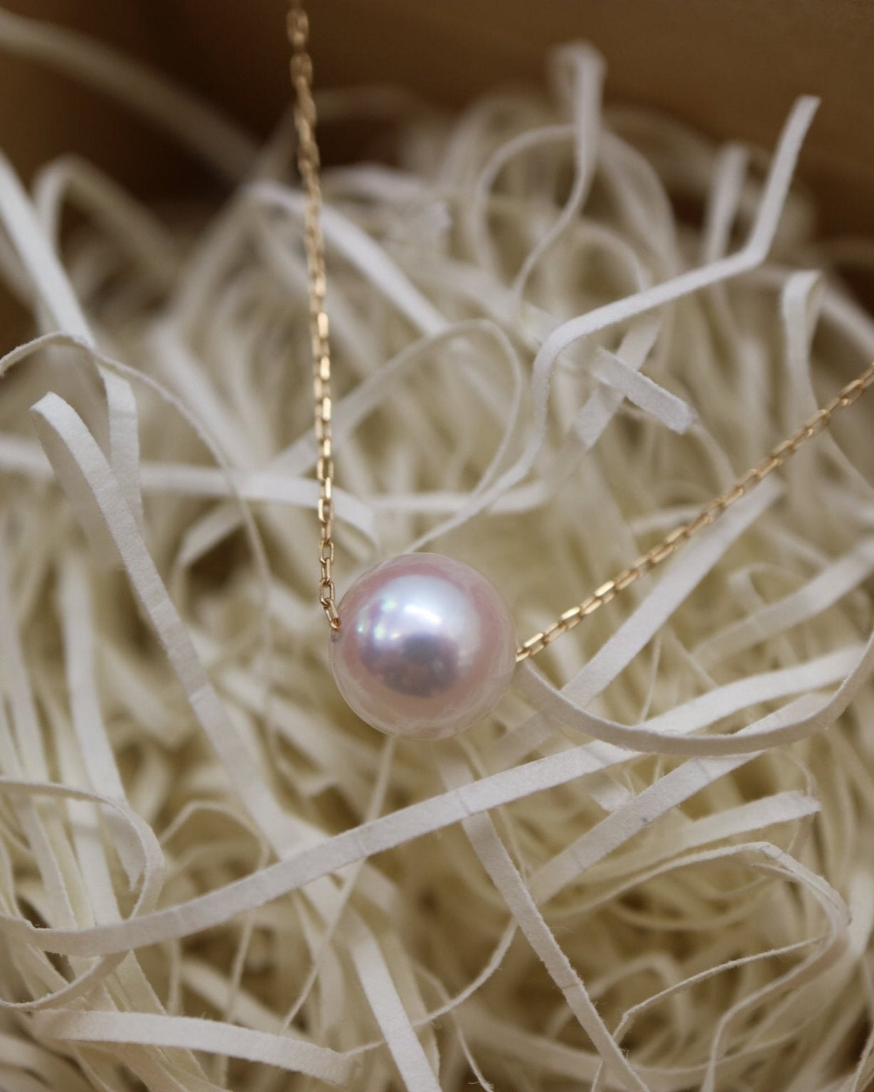 Close-Up of 8.5-9mm Akoya Pearl and 10K Gold Chain – Handmade in Japan