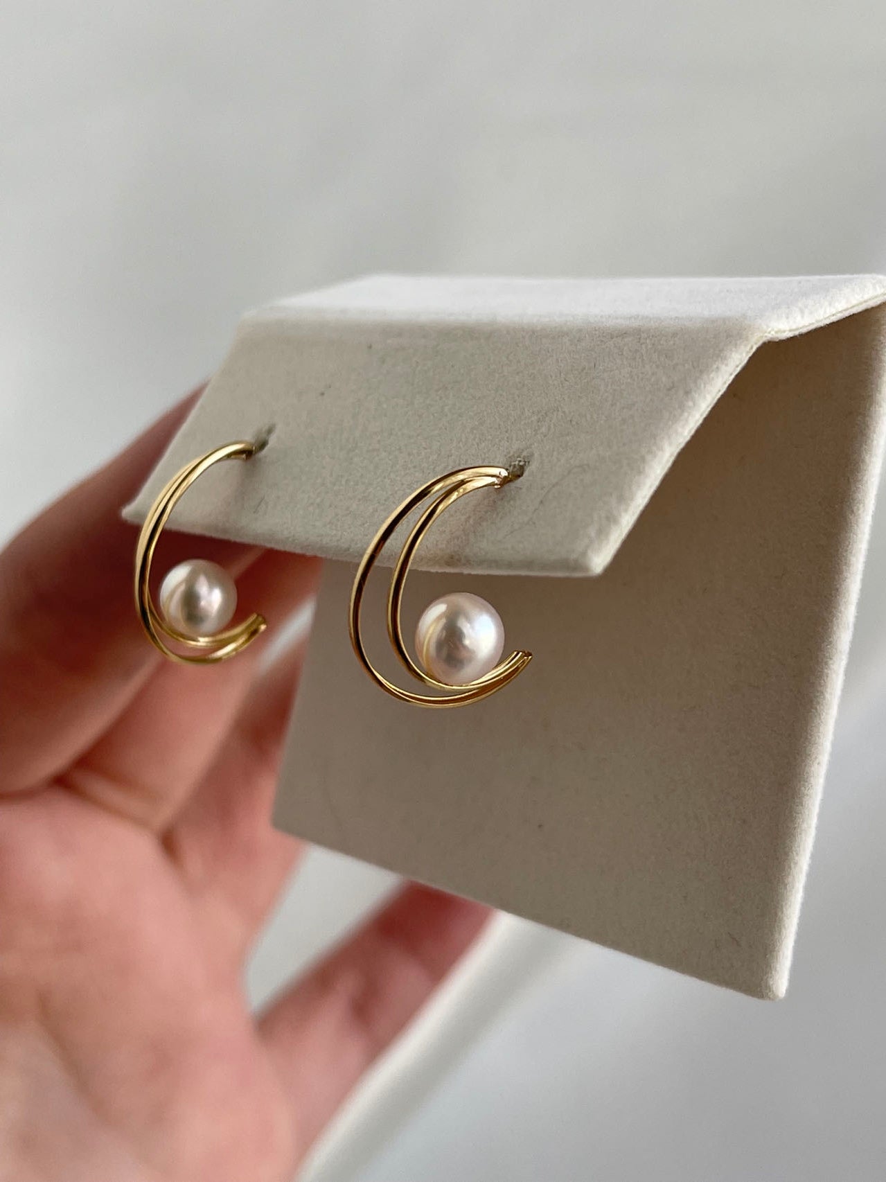 5.5mm Akoya Pearl Crescent Moon Hoop Earrings 18K Yellow Gold - KOKOPEARLJEWELRY - 8