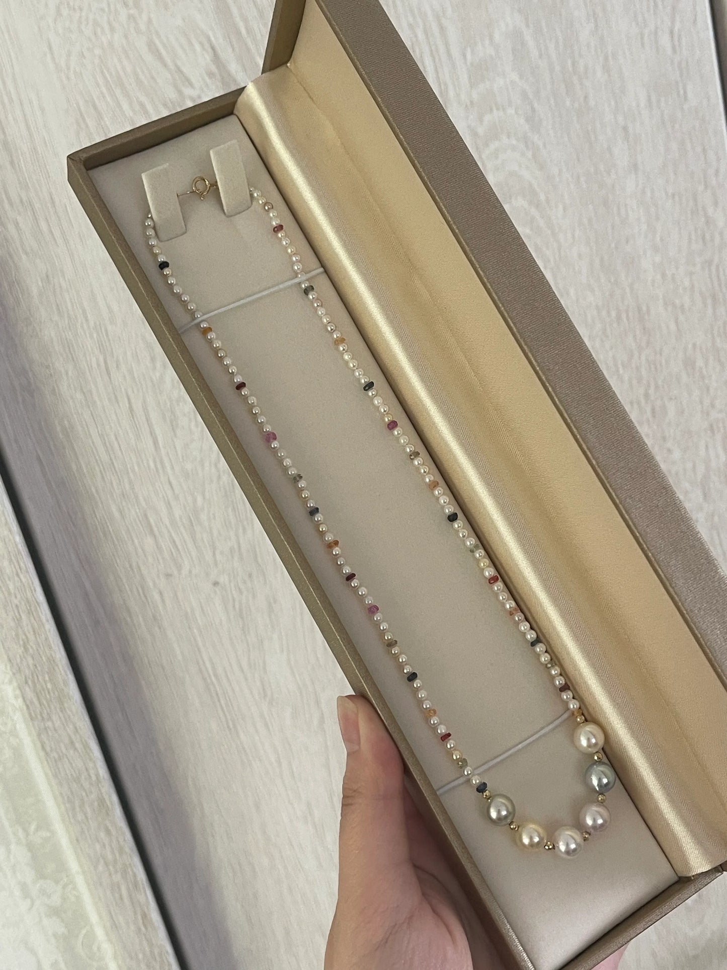 레인보우 컬러 사파이어 및 희귀 2-2.5mm 혼합 색상 아코야 진주 비즈 스트랜드 목걸이 18K 옐로우 골드