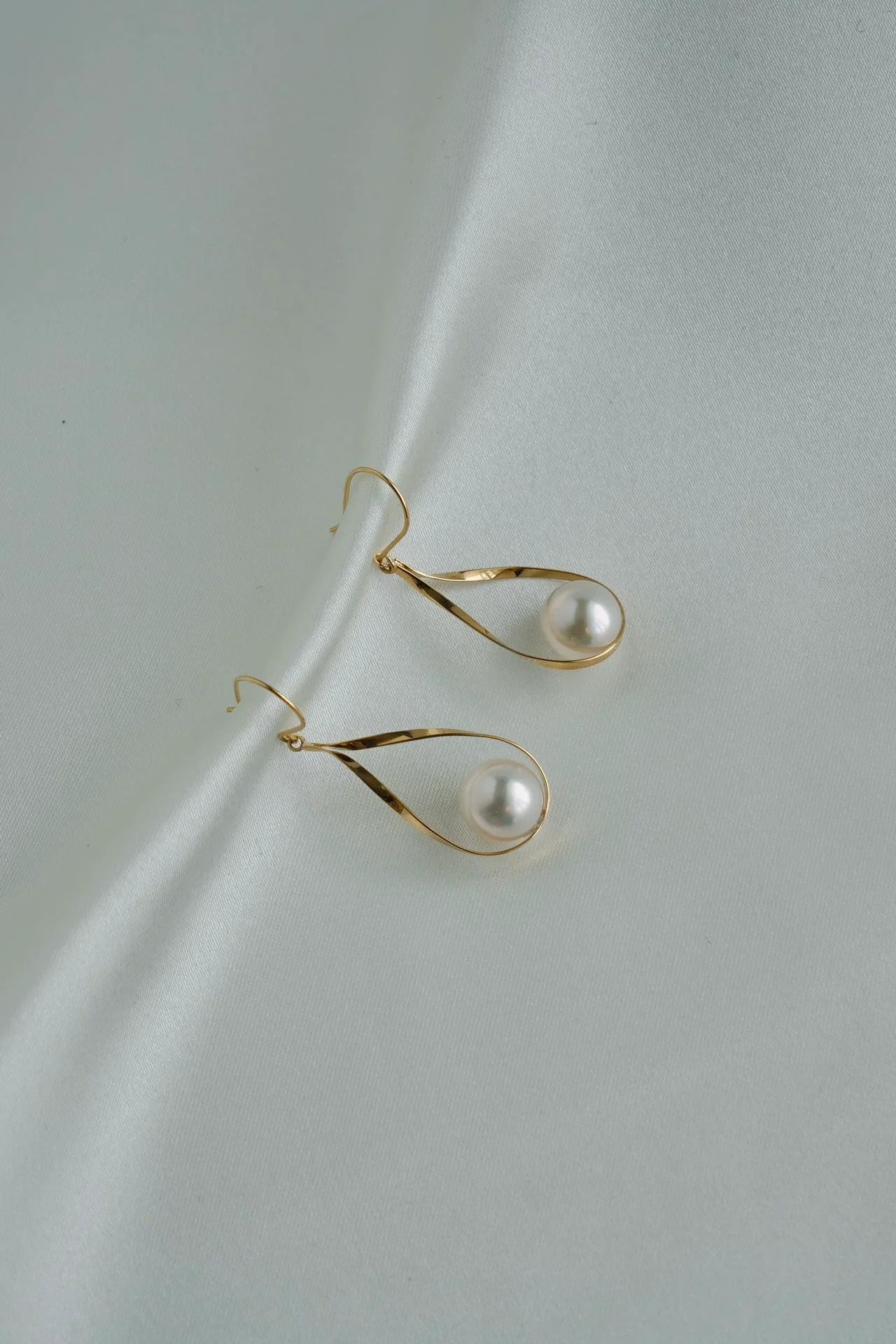 7.5mm Bông tai móc giọt nước ngọc trai Akoya vàng 18K