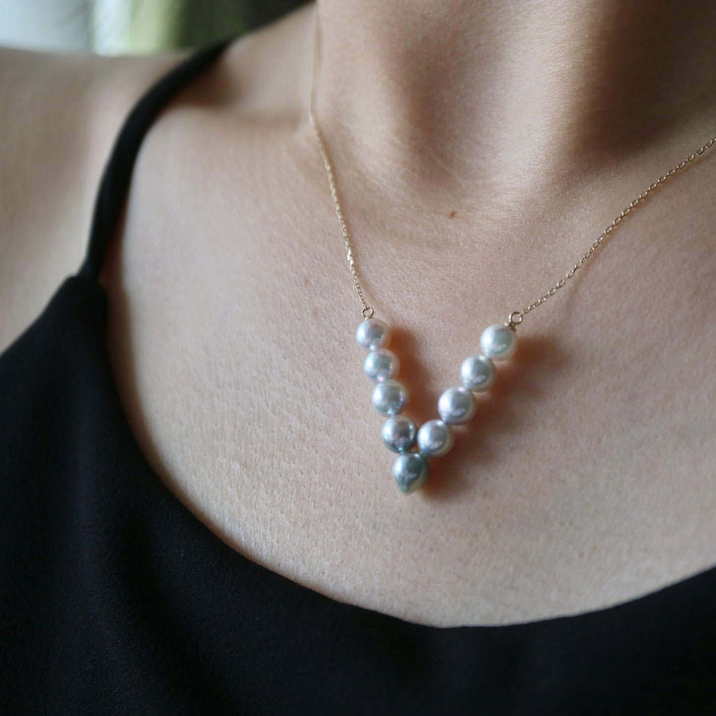 Natural Color Gradient Akoya Pearl V-Shaped Necklace 10K / 18K Gold