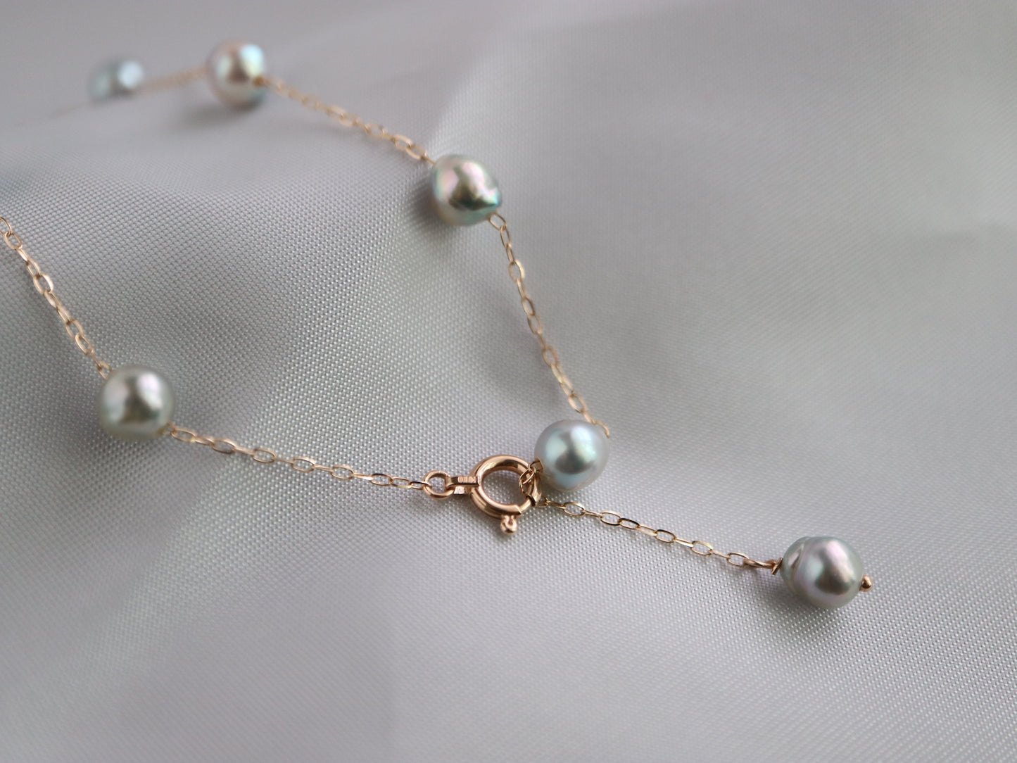 바로크형 천연 실버 블루 아코야 진주 스테이션 팔찌 K10YG