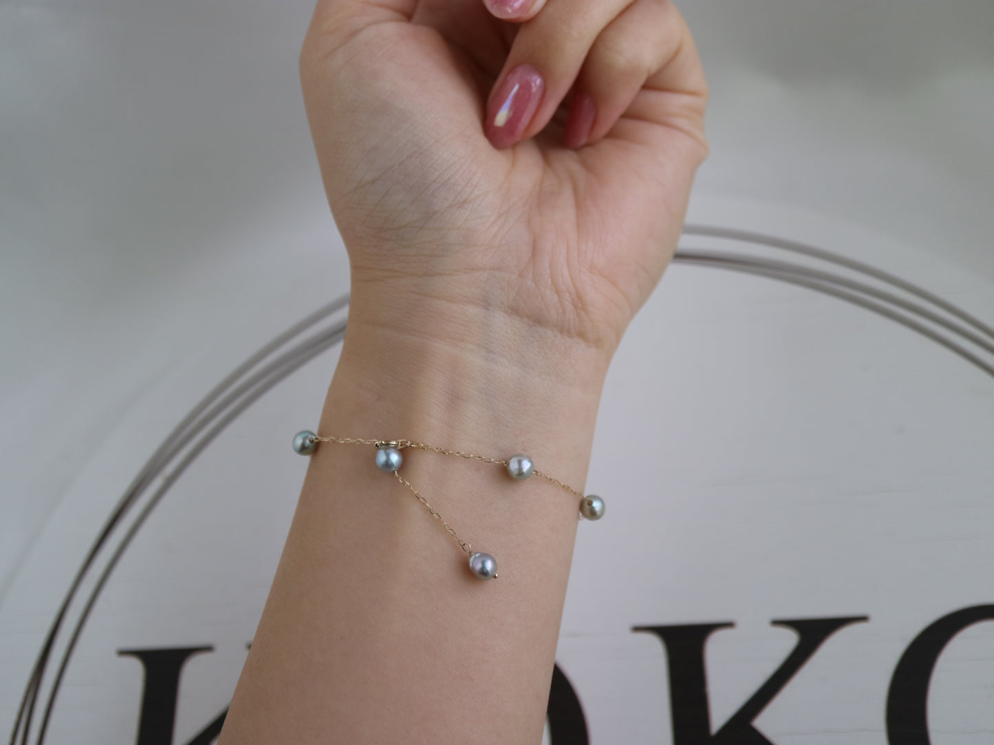 바로크형 천연 실버 블루 아코야 진주 스테이션 팔찌 K10YG