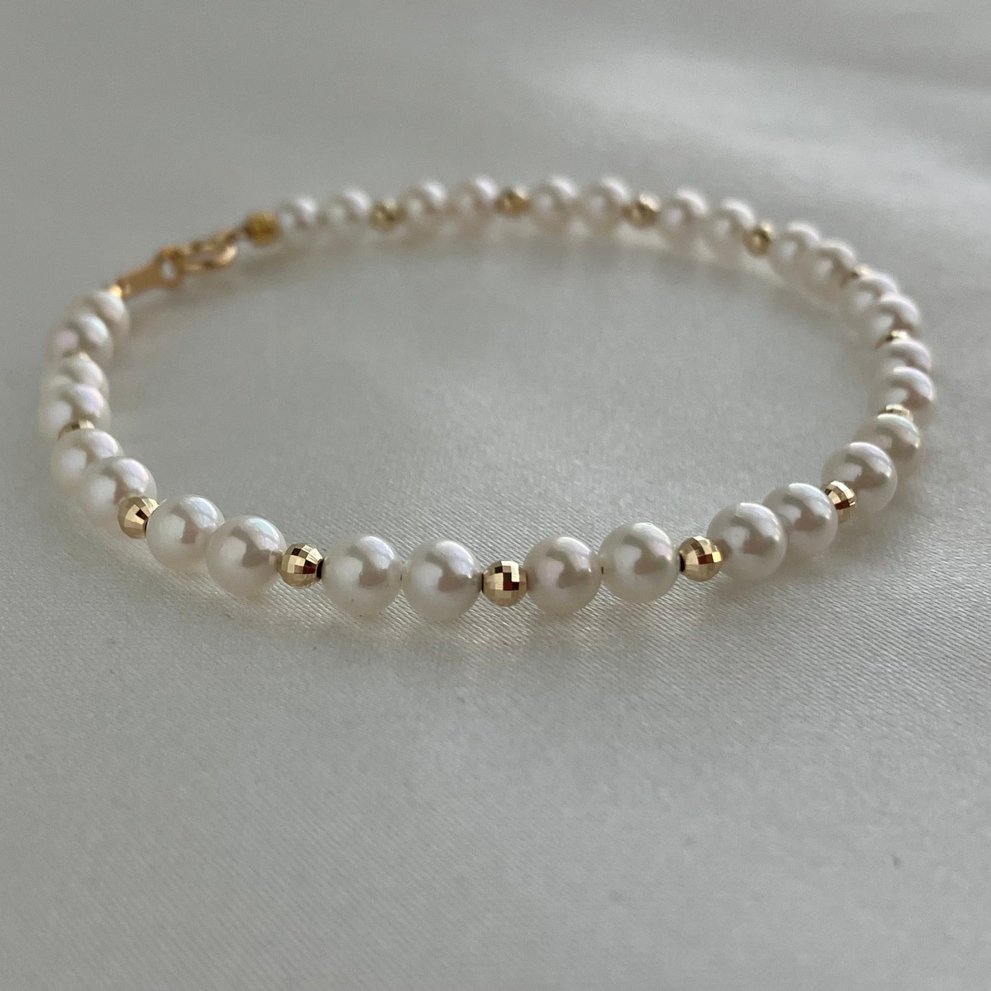 精緻 4.0–4.5mm Akoya 珍珠串珠手鍊，18K 黃金