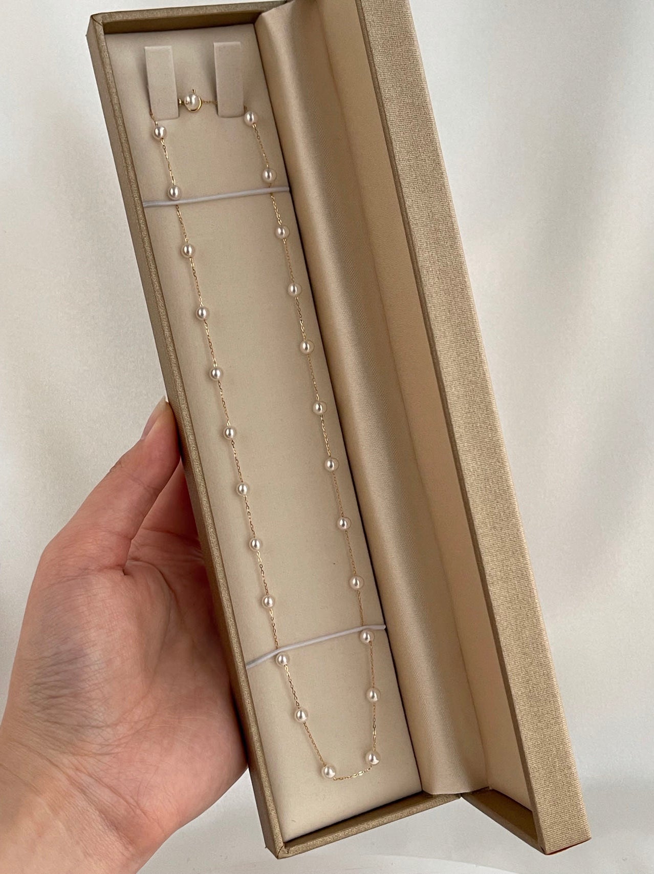 鏡のような光沢 4mm アコヤ真珠 ステーションネックレス 18K イエローゴールド