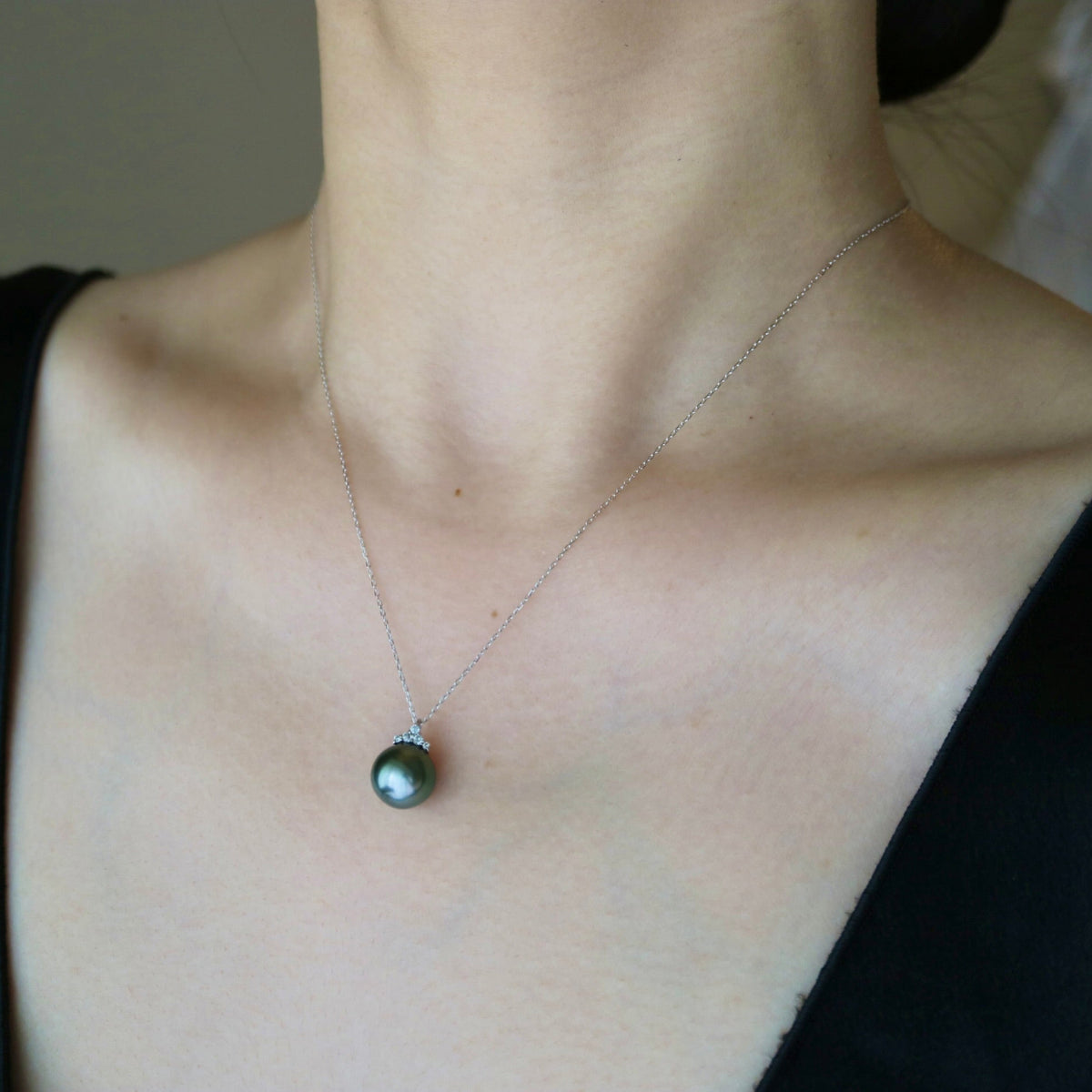 10 mm Tahitian Pearl Crown Diamond Pendant Necklace – 18K White Gold