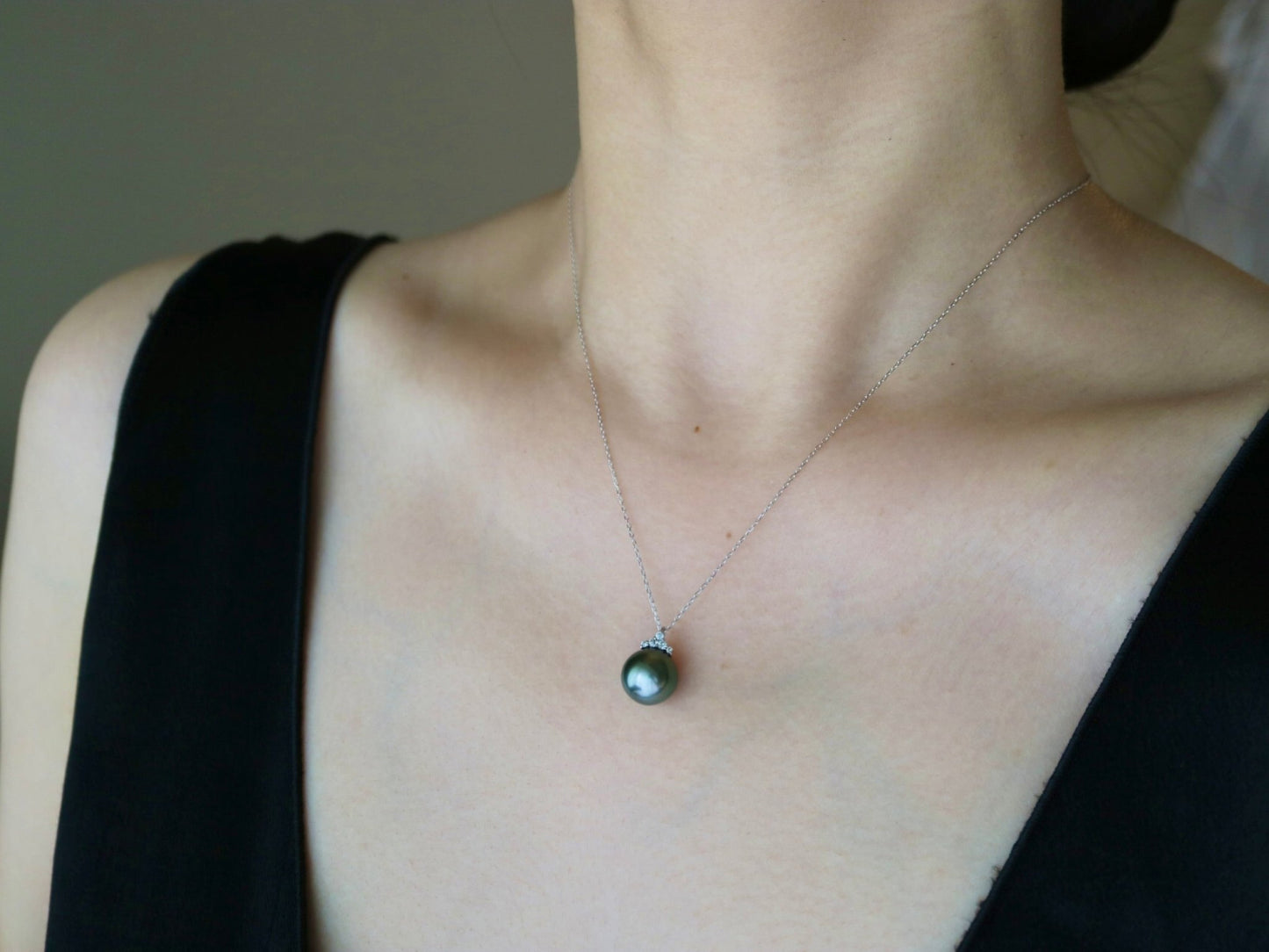 10mm Tahitian Pearl Crown Diamond Pendant Necklace 18K White Gold