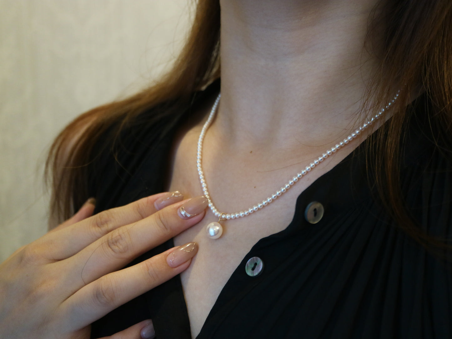 希少サイズの 2.5mm アコヤ真珠ネックレス、取り外し可能な 8mm ペンダント付き、18K イエロー ゴールド