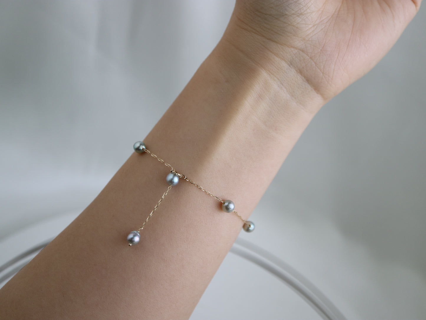 바로크형 천연 실버 블루 아코야 진주 스테이션 팔찌 K10YG