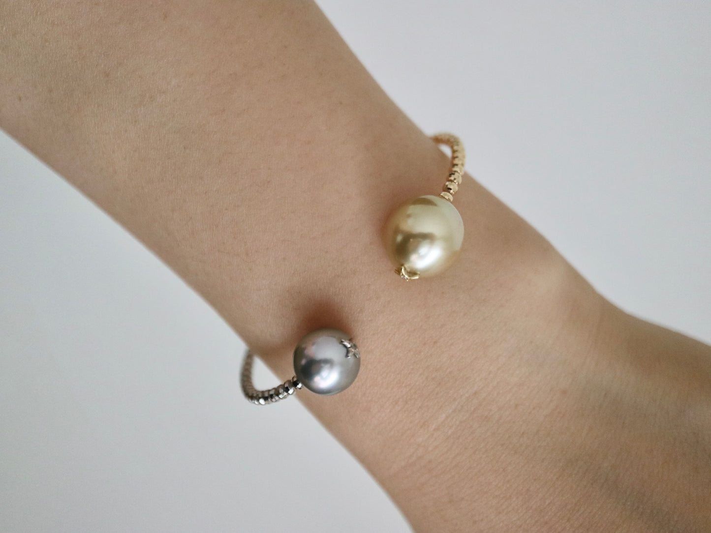 독특한 디자인 | 골든 사우스 씨 진주 & 타히티 진주 메모리 와이어 뱅글 18KYG & Pt900 비즈