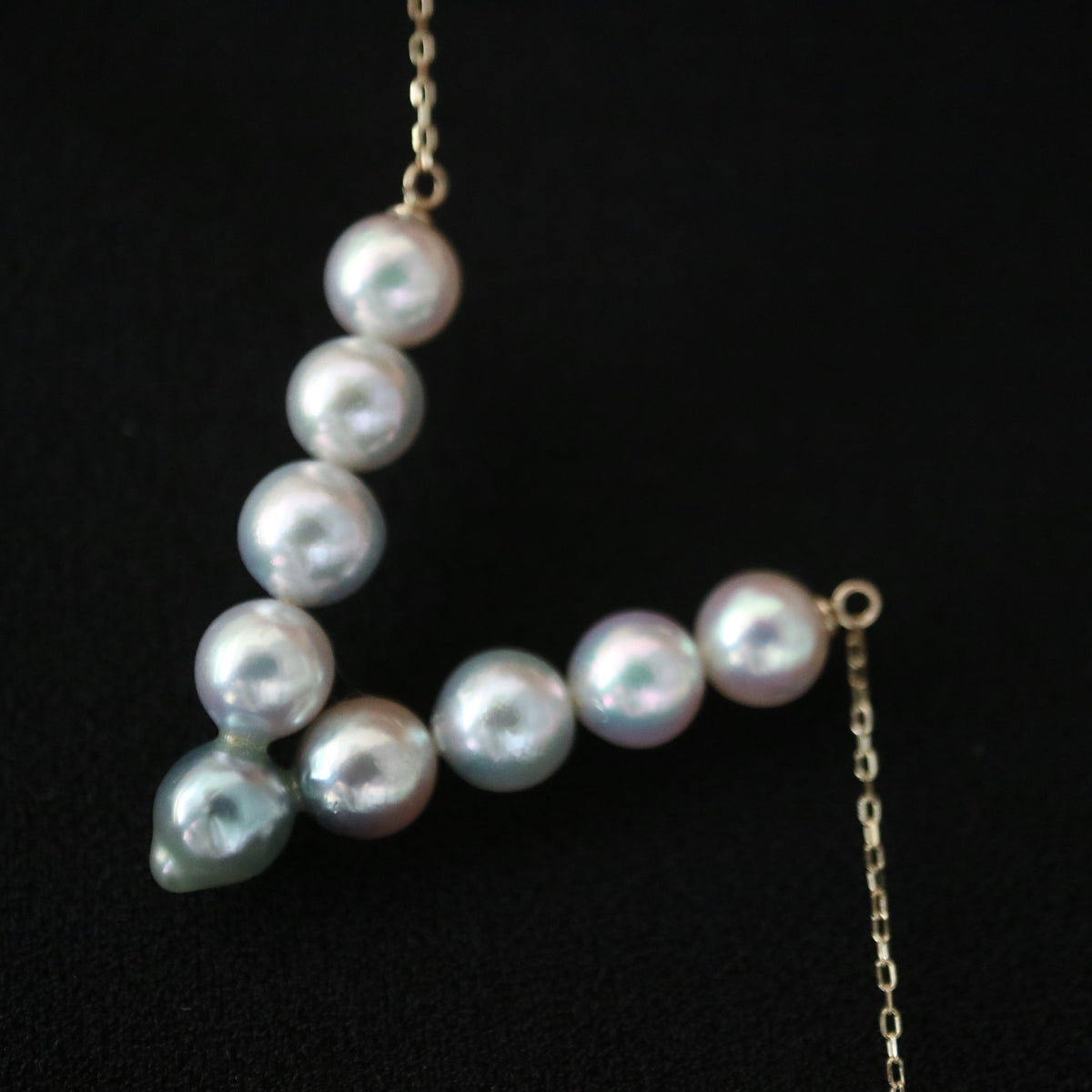 Natural Color Gradient Akoya Pearl V-Shaped Necklace 10K / 18K Gold