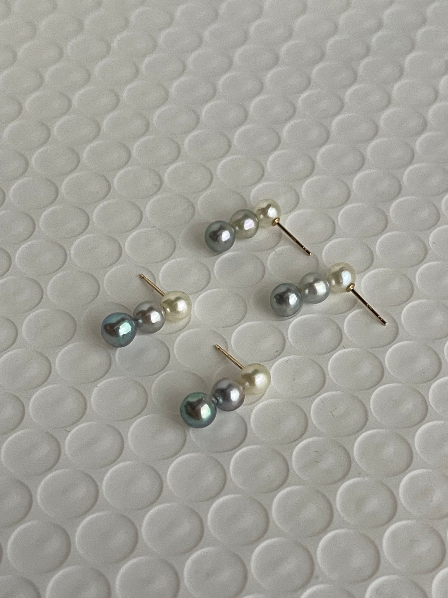 ナチュラルシルバーブルー 5mm アコヤパールバーイヤリング 18K イエローゴールド