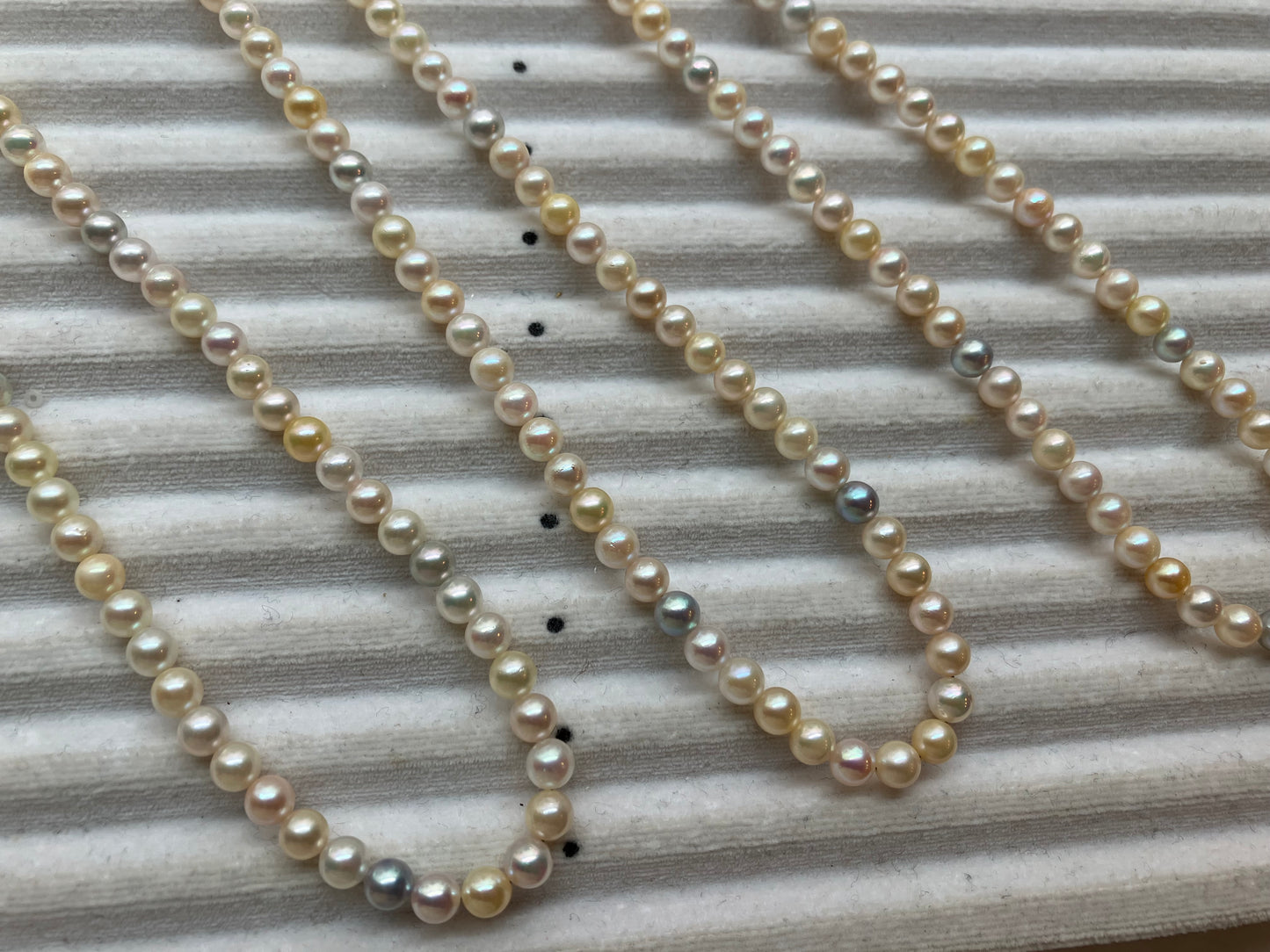 レインボーカラー 4.5mm アコヤ真珠ネックレス