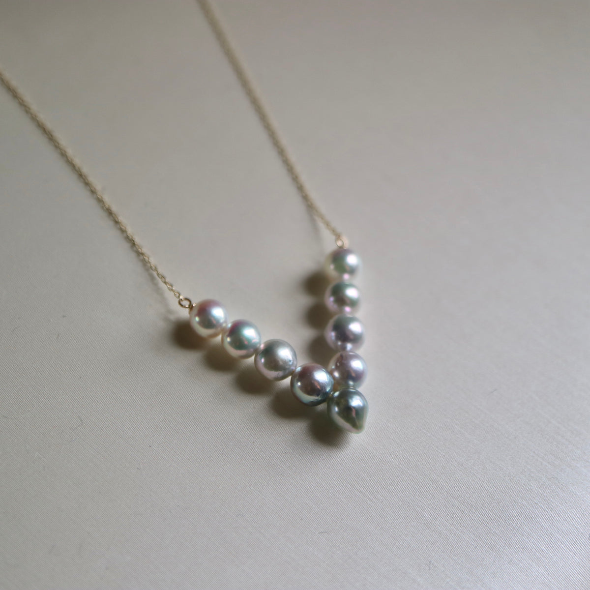 Natural Color Gradient Akoya Pearl V-Shaped Necklace 10K / 18K Gold