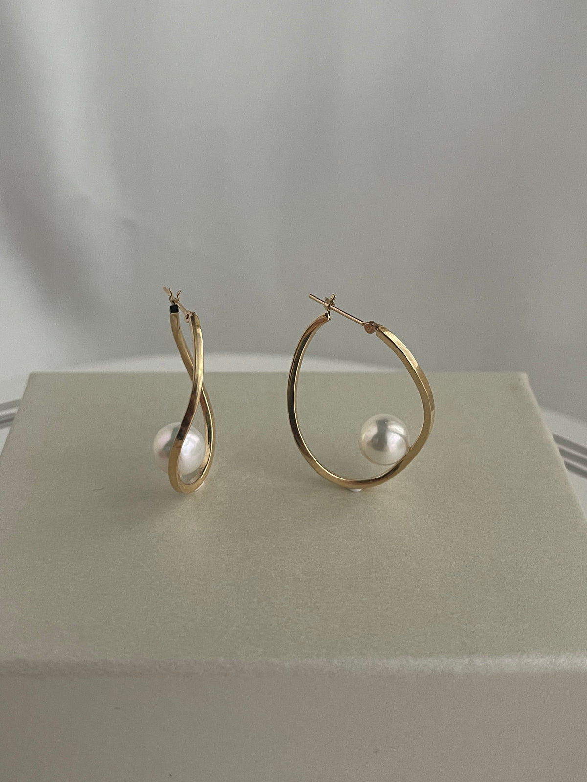 8.0mm Akoya Pearl Twisted Hoop Earrings 18K Yellow Gold