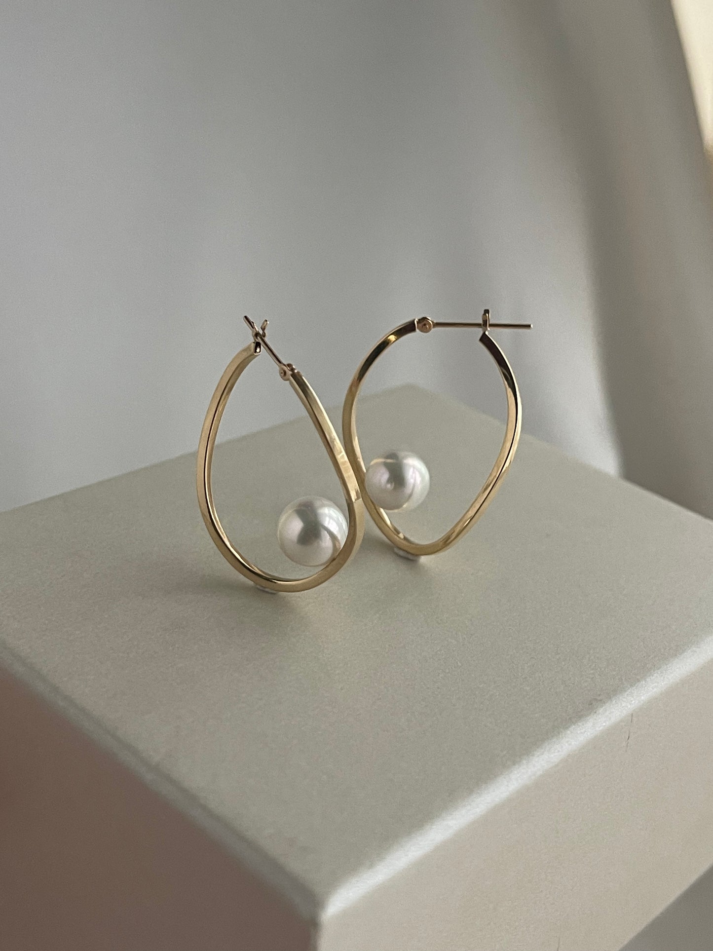8.0mm Akoya Pearl Twisted Hoop Earrings 18K Yellow Gold