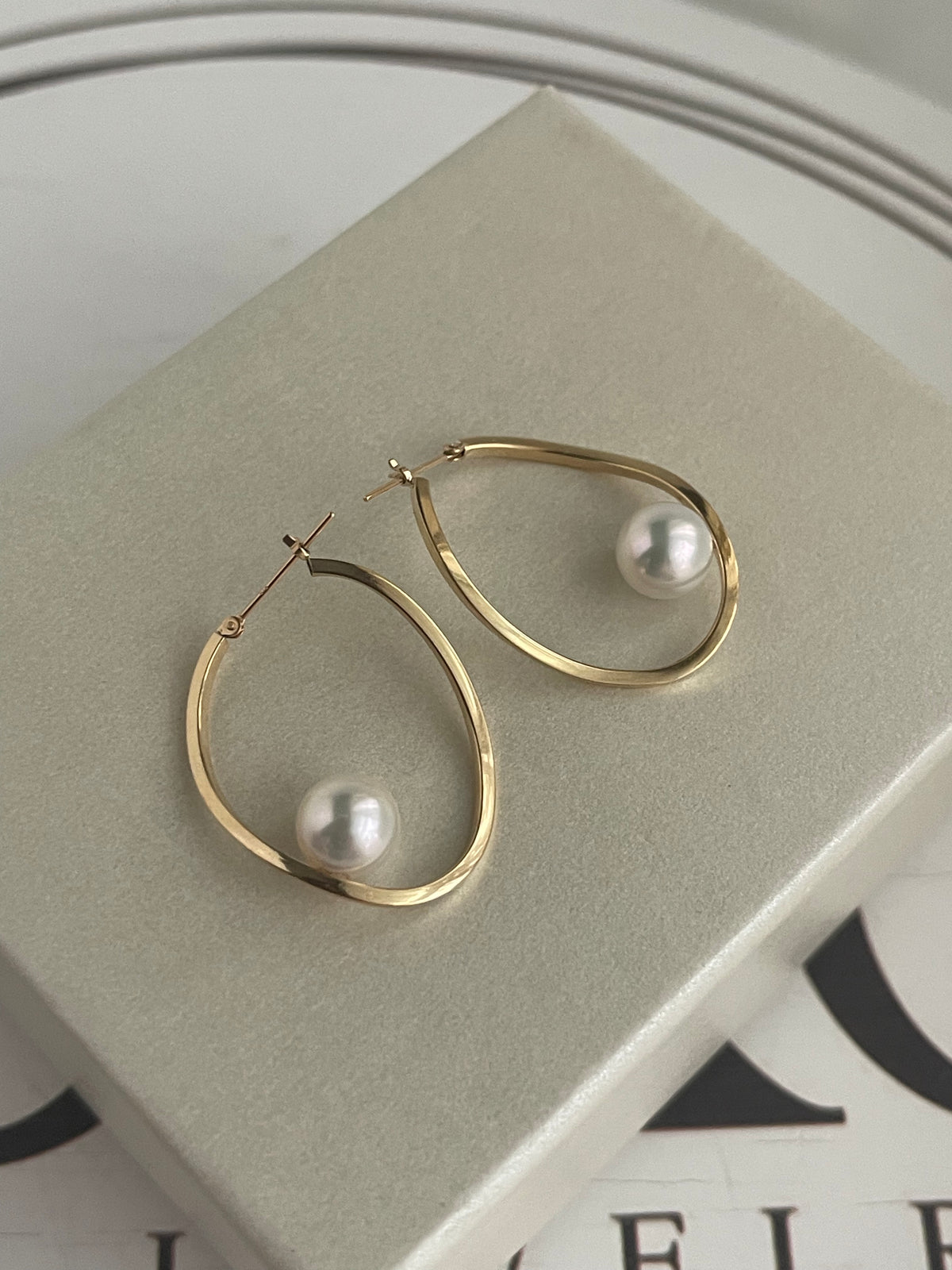 8.0mm Akoya Pearl Twisted Hoop Earrings 18K Yellow Gold