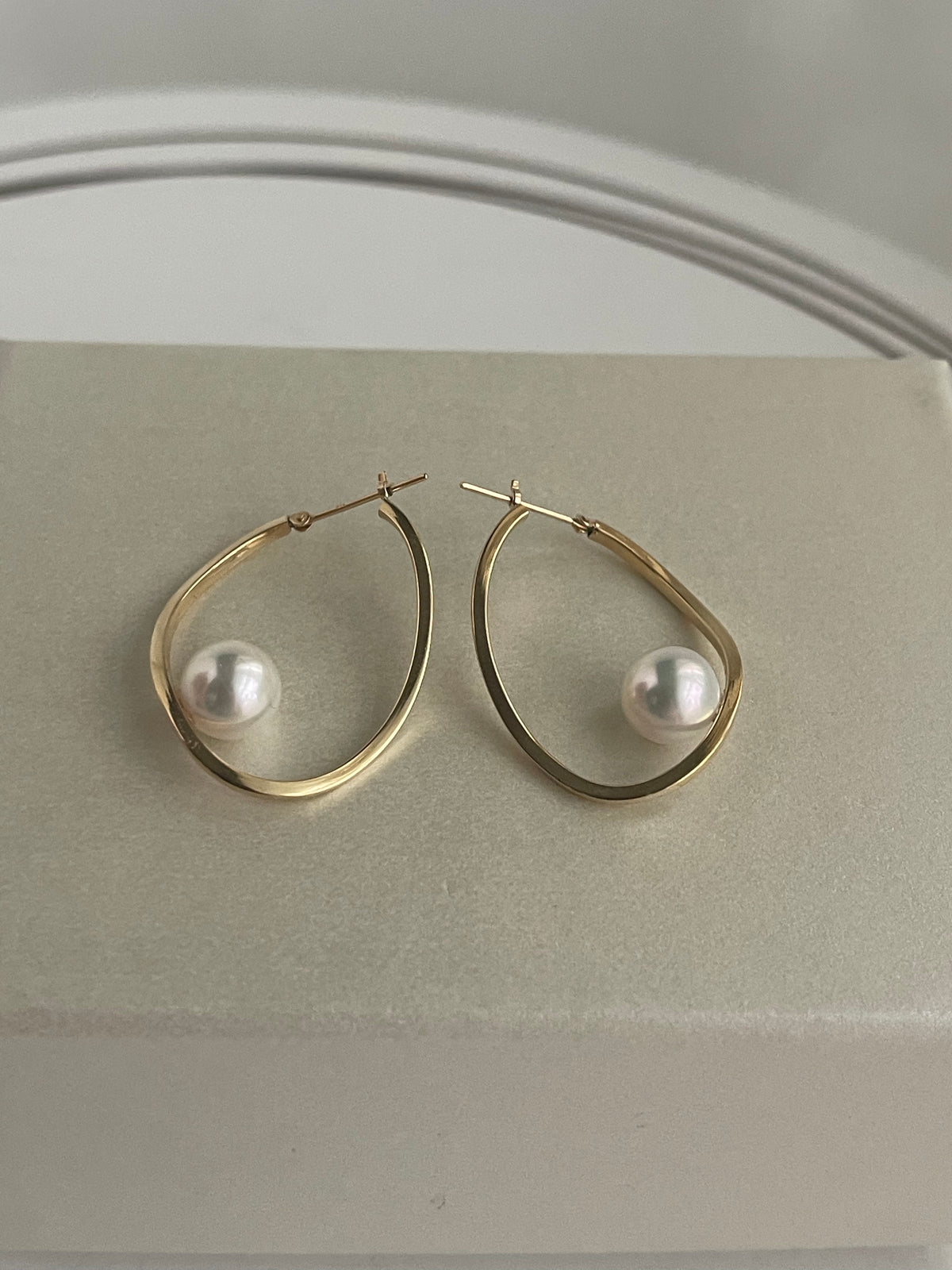 8.0mm Akoya Pearl Twisted Hoop Earrings 18K Yellow Gold