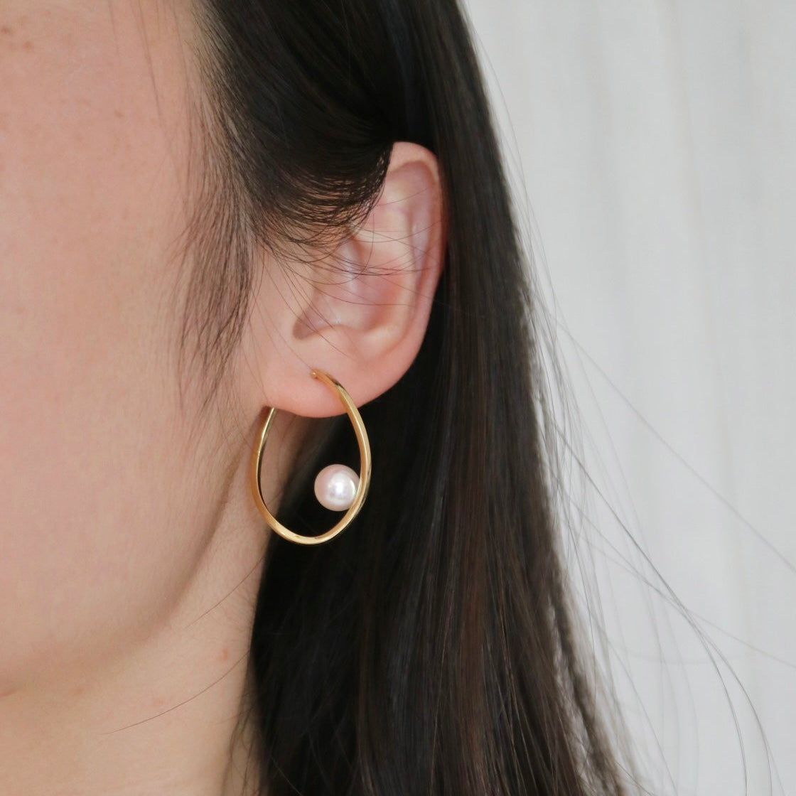 8.0mm Akoya Pearl Twisted Hoop Earrings 18K Yellow Gold