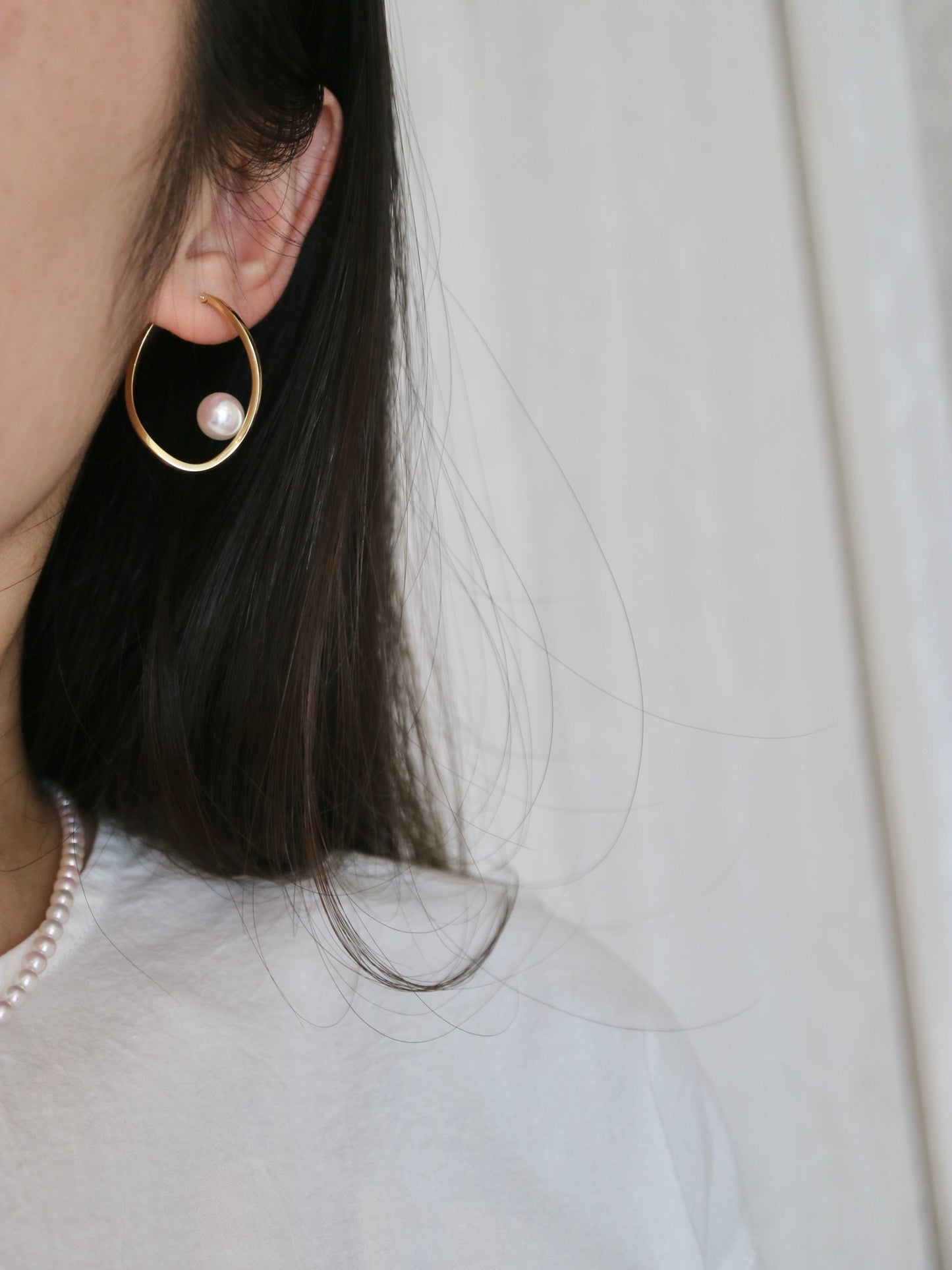 8.0mm Akoya Pearl Twisted Hoop Earrings 18K Yellow Gold