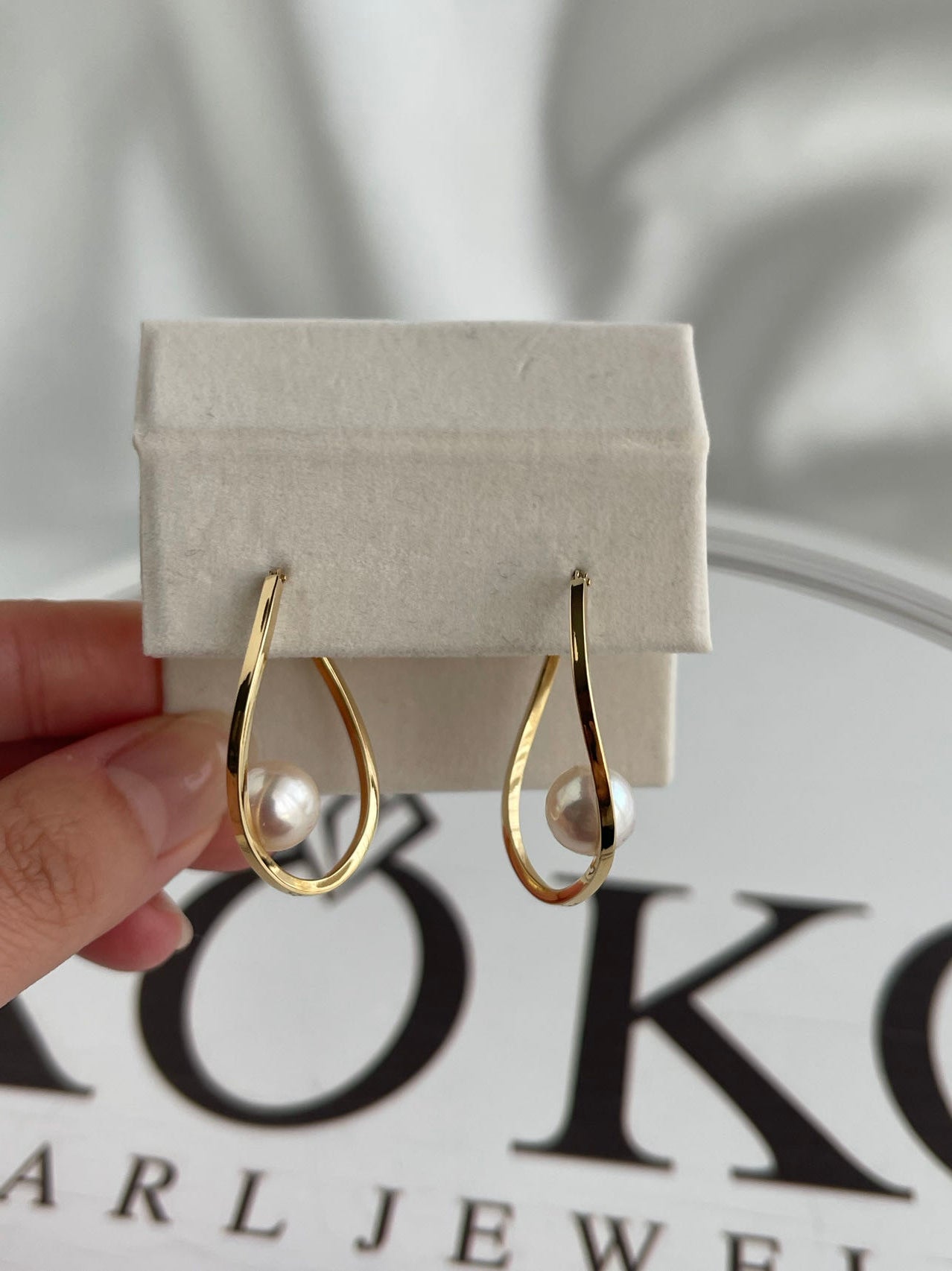 8.0mm Akoya Pearl Twisted Hoop Earrings 18K Yellow Gold