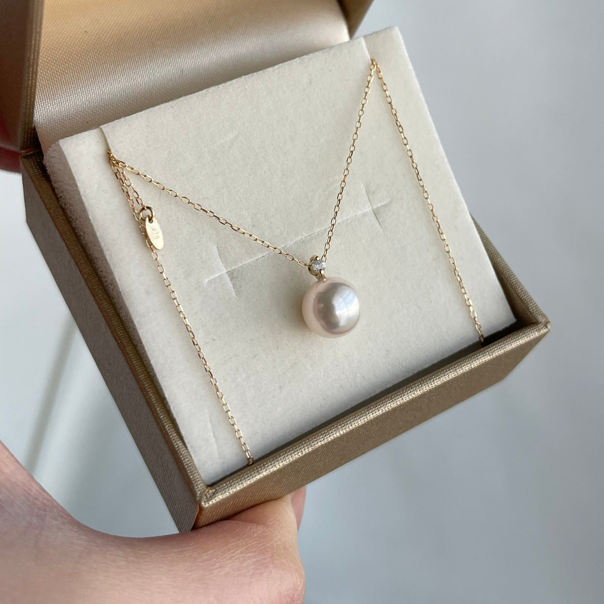 Rare Size 9.0mm Akoya Pearl 0.03ct Diamond Pendant Necklace 18K Yellow Gold