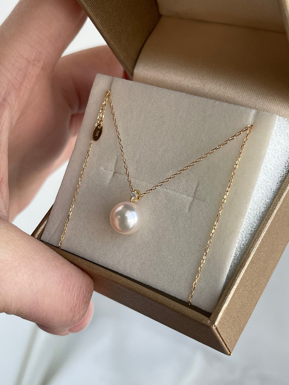 Rare Size 9.0mm Akoya Pearl 0.03ct Diamond Pendant Necklace 18K Yellow Gold