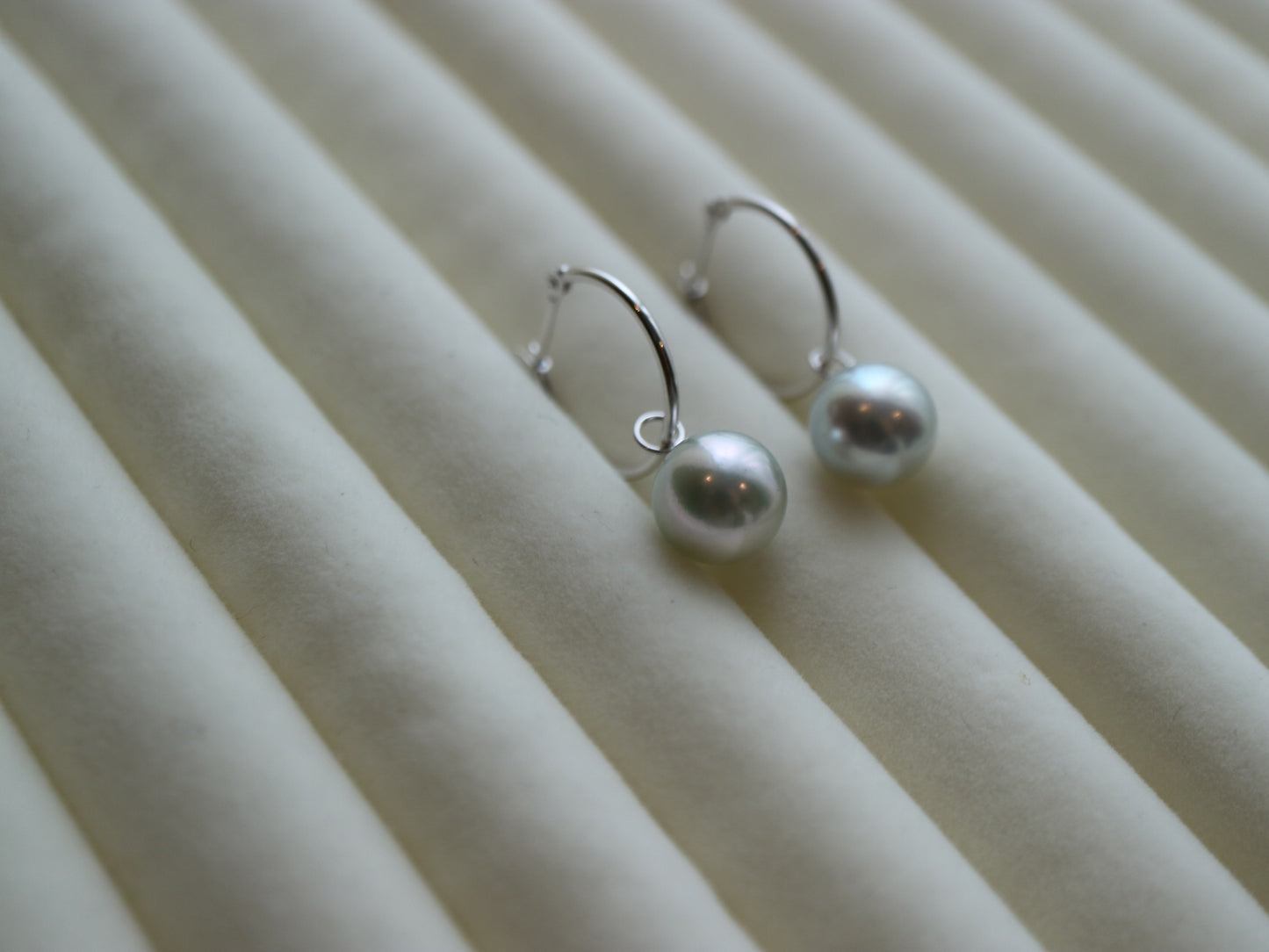 8.0mm Natural Silver Gray Akoya Pearl Dangle Hoop Earrings 18K White Gold