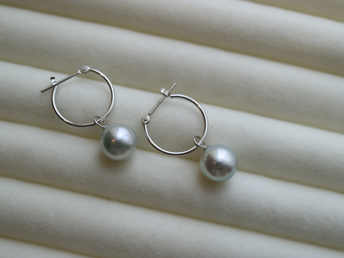 8.0mm Natural Silver Gray Akoya Pearl Dangle Hoop Earrings 18K White Gold