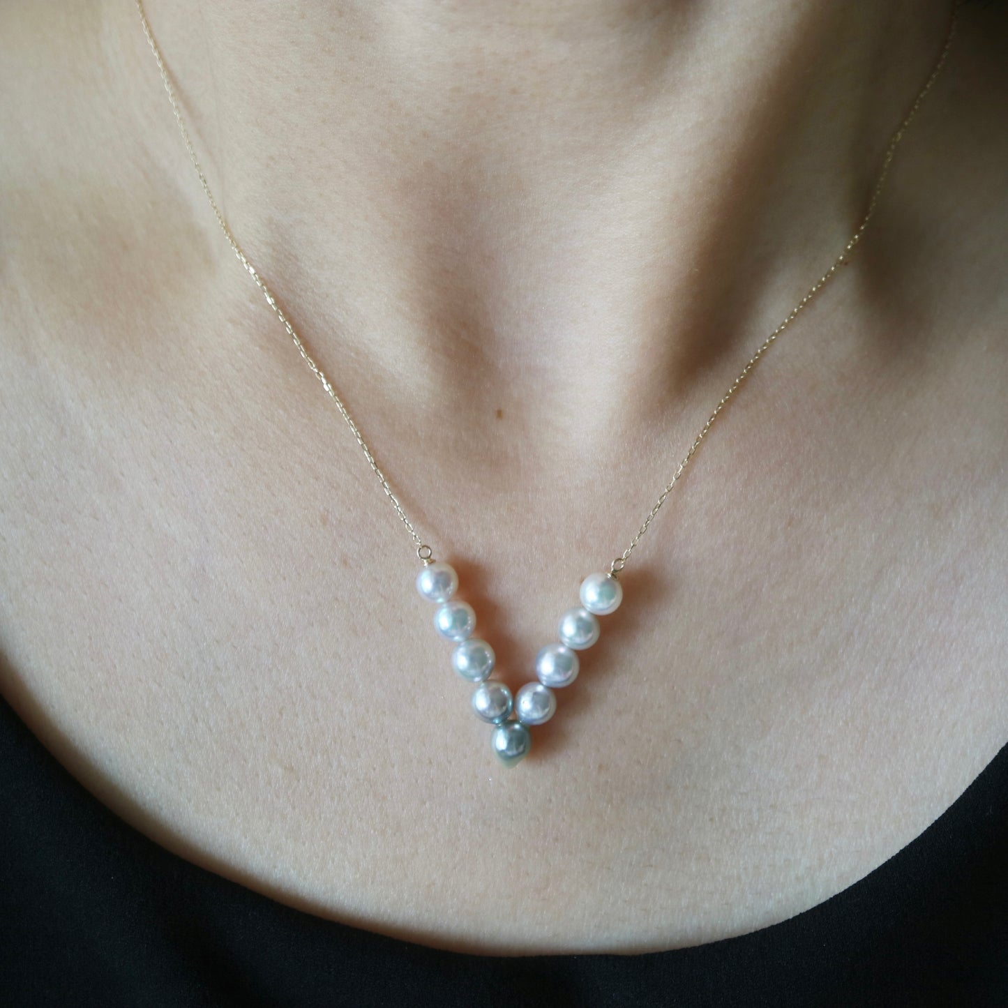 Natural Color Gradient Akoya Pearl V-Shaped Necklace 10K / 18K Gold