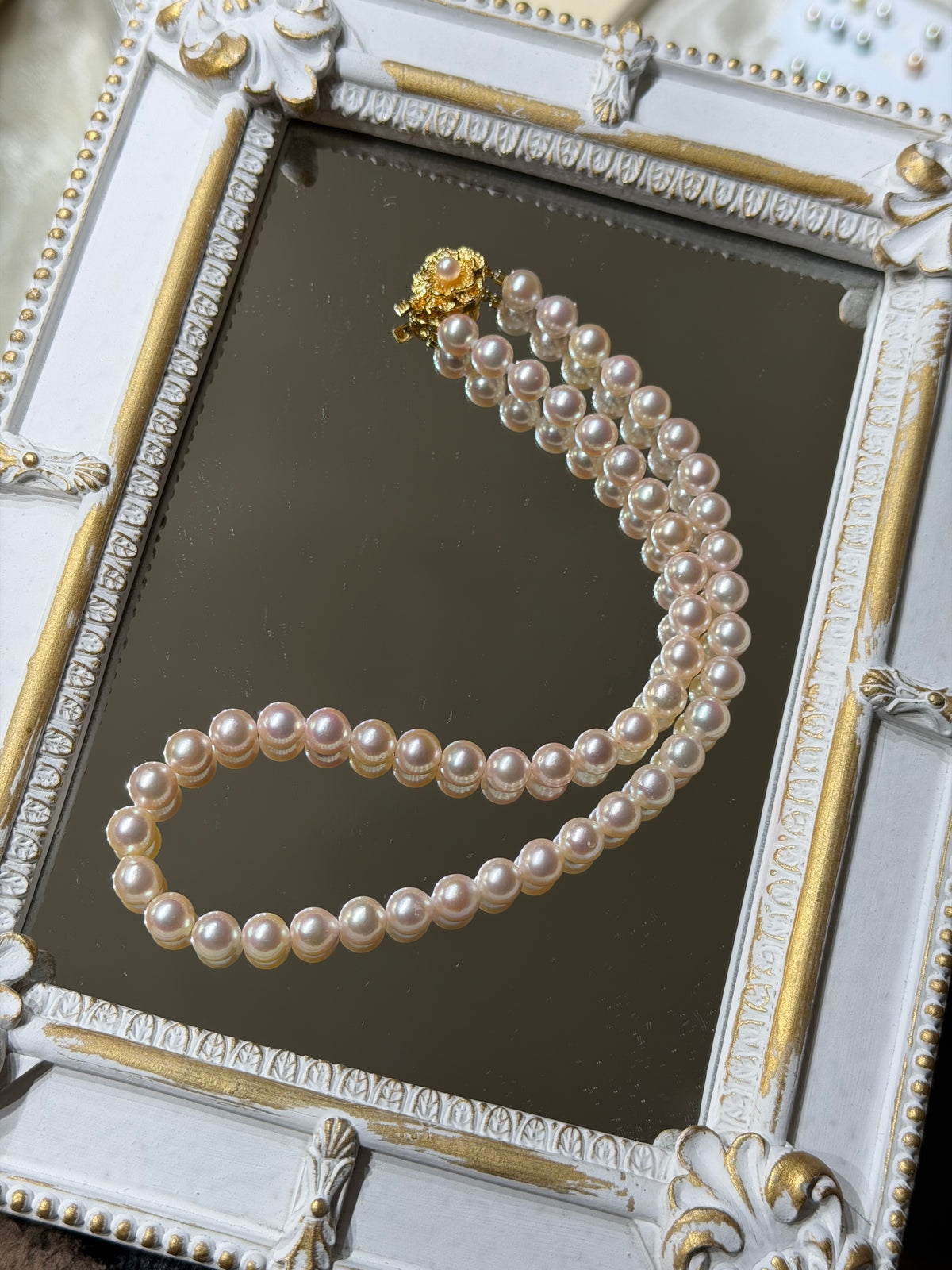 Only One Available | 希少なピーチピンクの7.5mmアコヤ真珠ネックレス、ゴールドの花形クラスプ