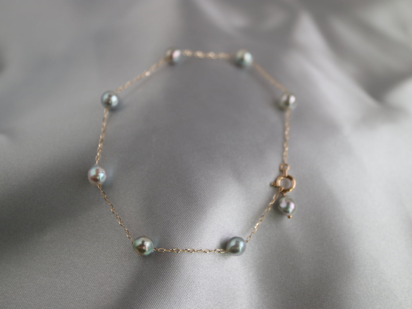 바로크형 천연 실버 블루 아코야 진주 스테이션 팔찌 K10YG