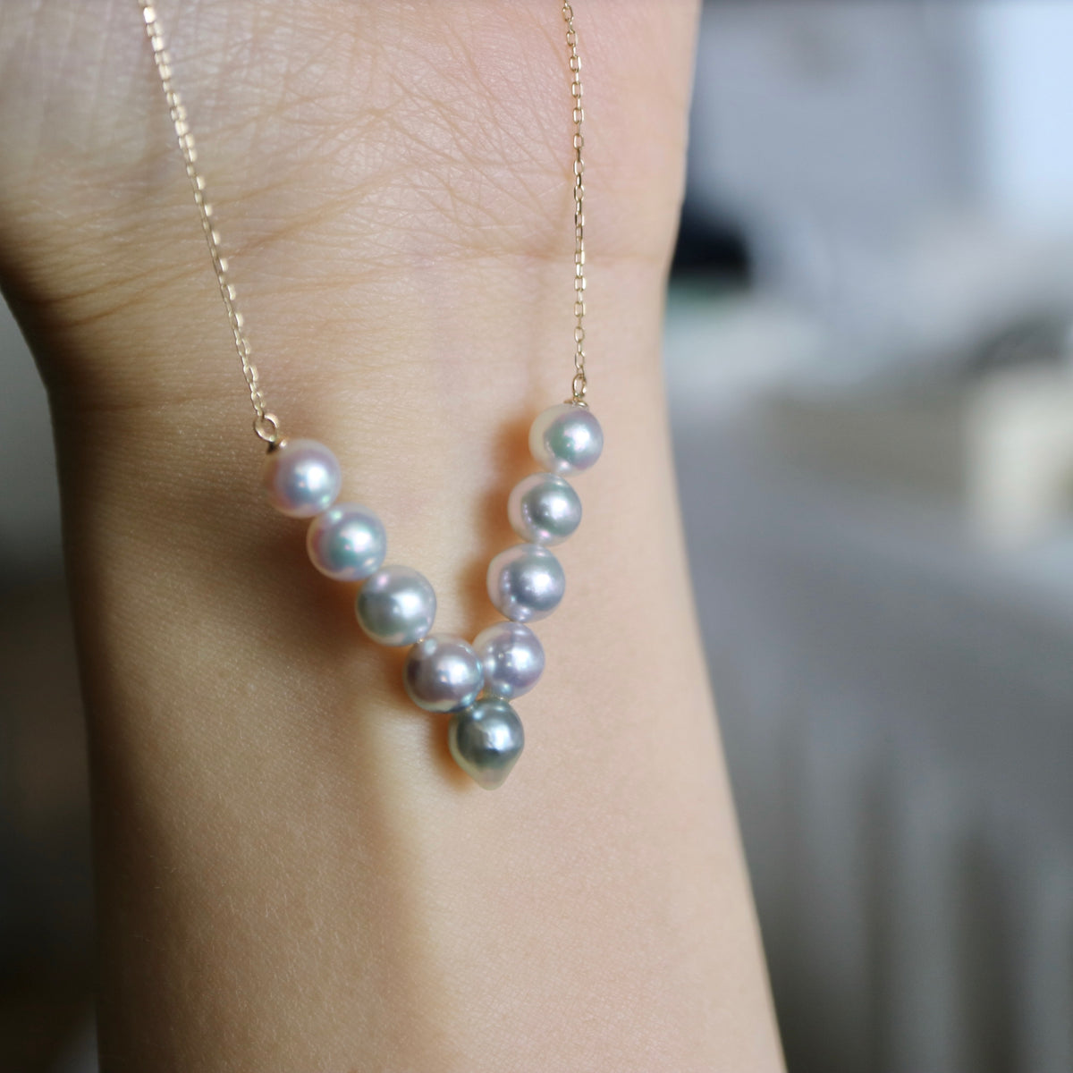 Natural Color Gradient Akoya Pearl V-Shaped Necklace 10K / 18K Gold