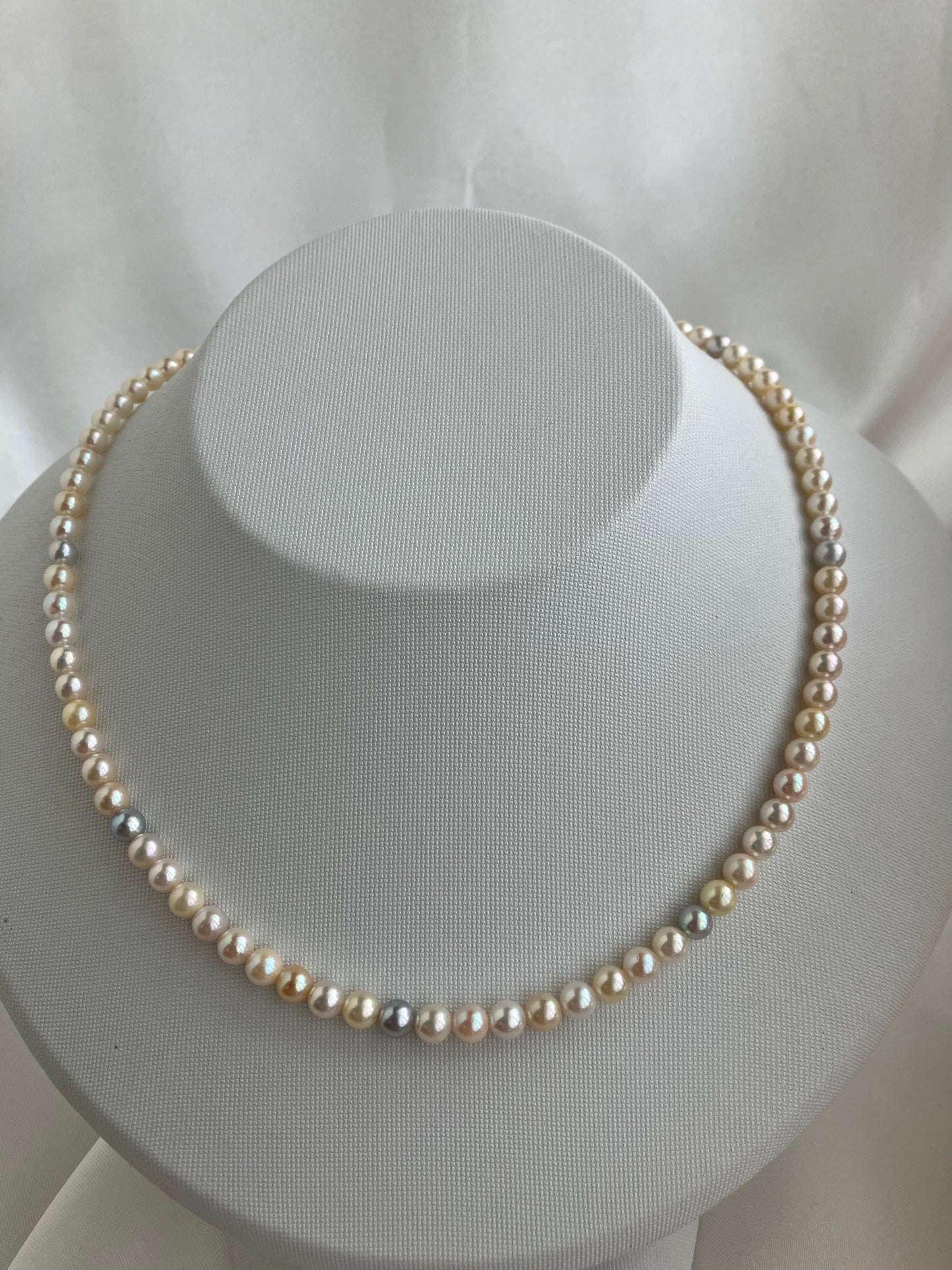 レインボーカラー 4.5mm アコヤ真珠ネックレス