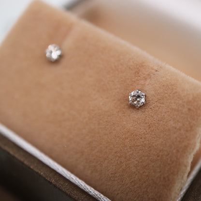 0.1ct Natural Diamond Stud Earrings Pt900