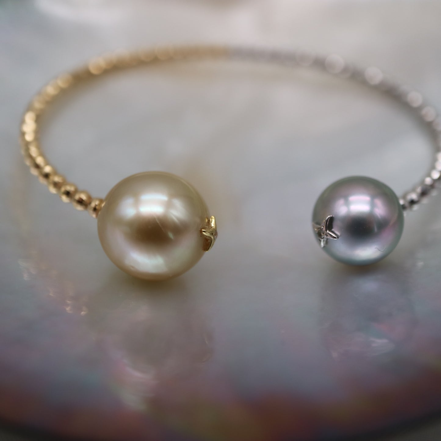 독특한 디자인 | 골든 사우스 씨 진주 & 타히티 진주 메모리 와이어 뱅글 18KYG & Pt900 비즈