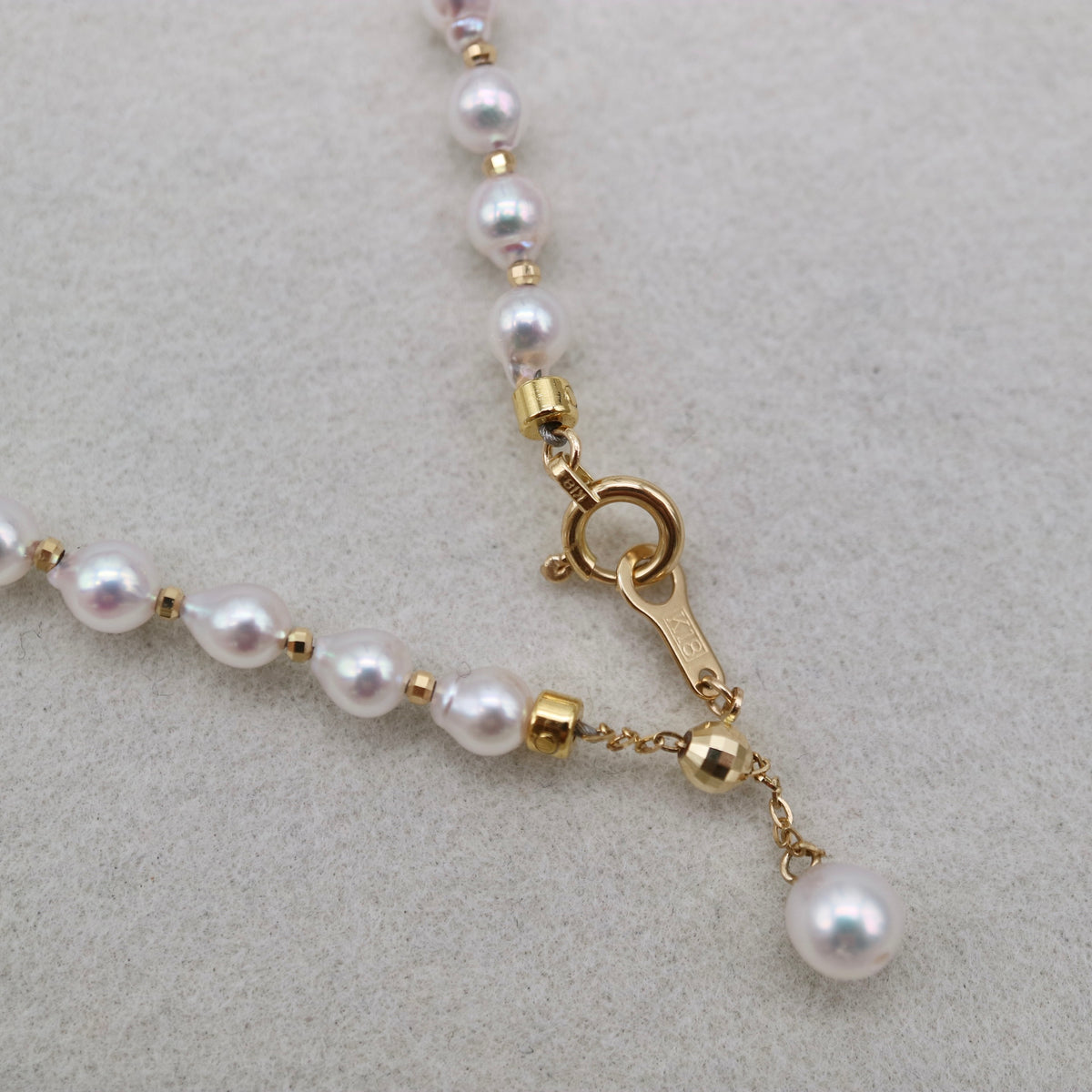 Handmadeのアコヤ真珠ネックレス。18Kゴールドの留め具とアジャスター付きで、艶やかな海水真珠が映えます
