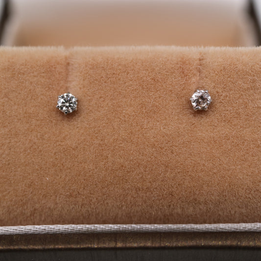0.1ct Natural Diamond Stud Earrings Pt900