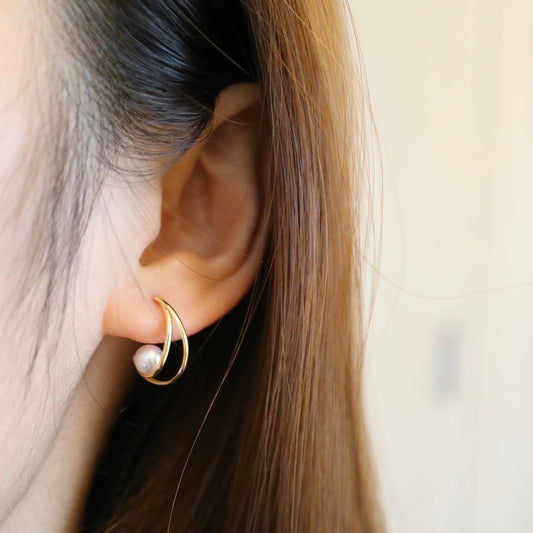 5.5mm Akoya Pearl Crescent Moon Hoop Earrings 18K Yellow Gold - KOKOPEARLJEWELRY - 1