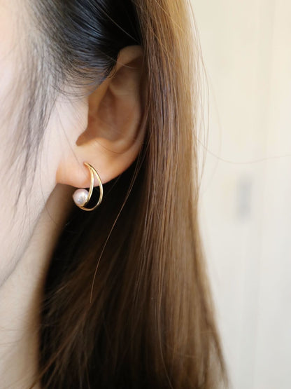 5.5mm Akoya Pearl Crescent Moon Hoop Earrings 18K Yellow Gold - KOKOPEARLJEWELRY - 1
