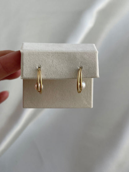 5.5mm Akoya Pearl Crescent Moon Hoop Earrings 18K Yellow Gold - KOKOPEARLJEWELRY - 7