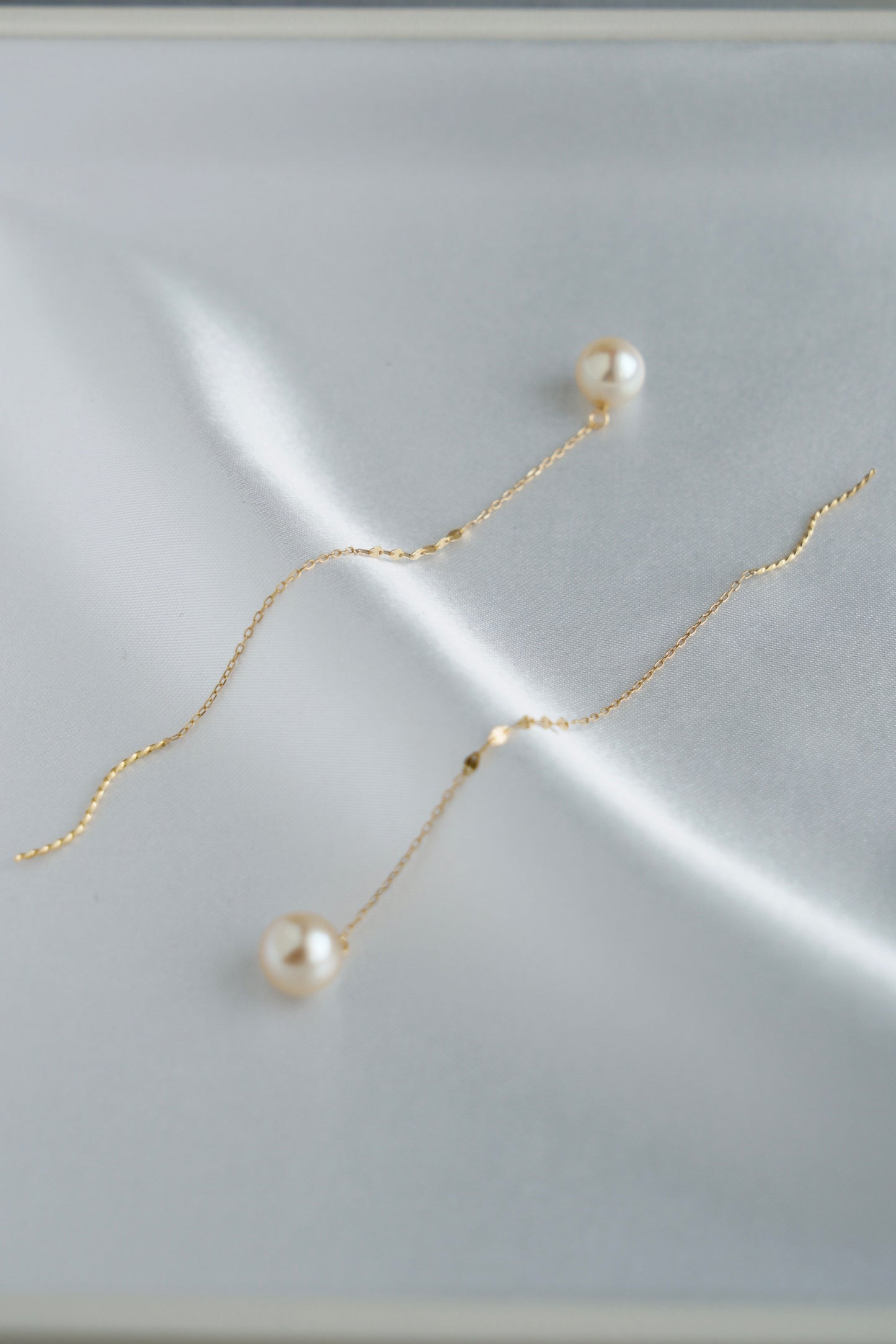 ナチュラルクリームゴールド 7.5mm アコヤ真珠チェーンイヤリング 18K ゴールド